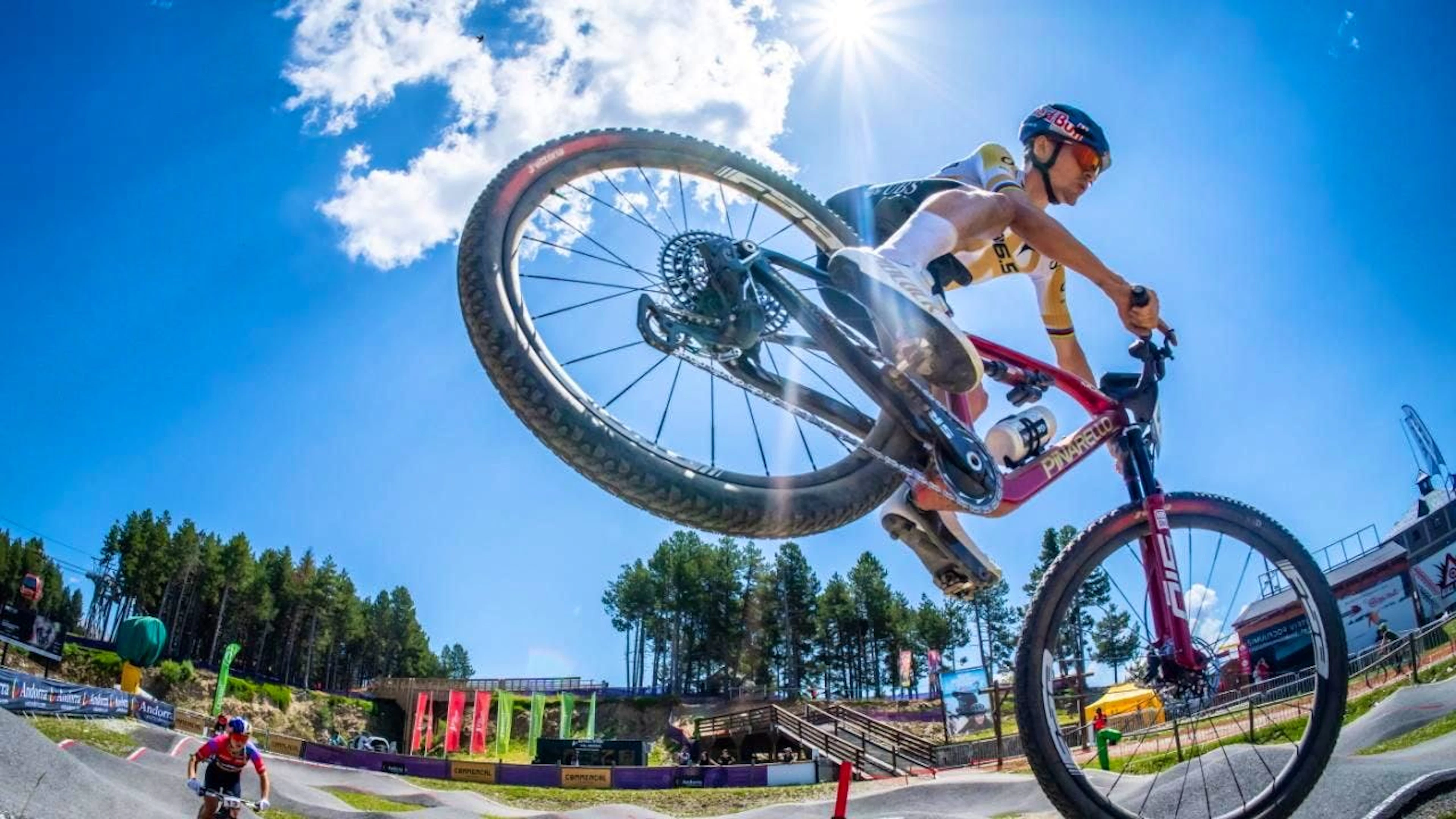 Tom Pidcock feiert bei seiner Rückkehr in den Cross-Country-Weltcup gleich den Sieg.