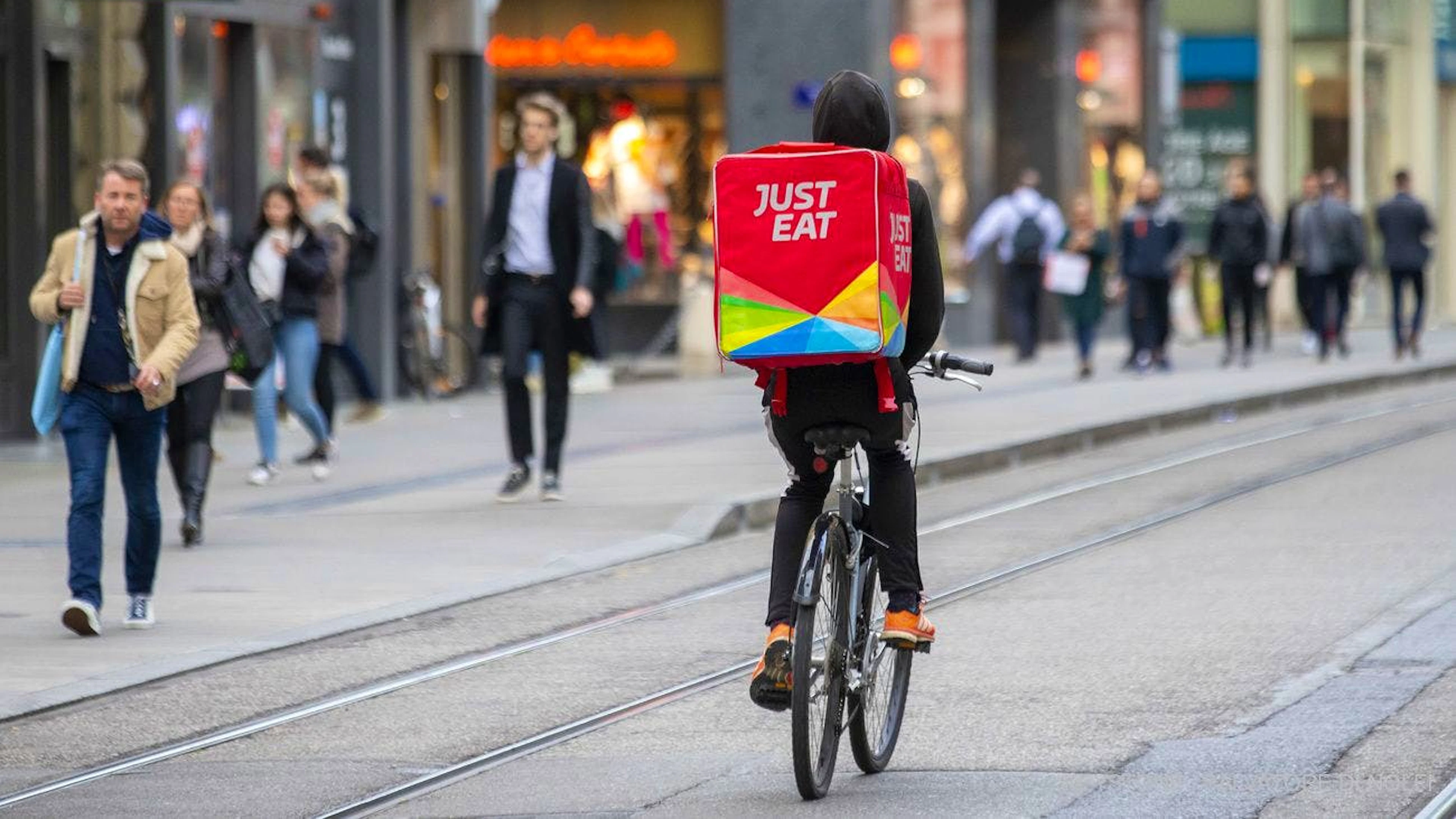Was der Velokurier von Just Eat wohl im Rucksack hat? Eine Pizza, Sushi oder neuerdings auch Erotikartikel. (Archiv)