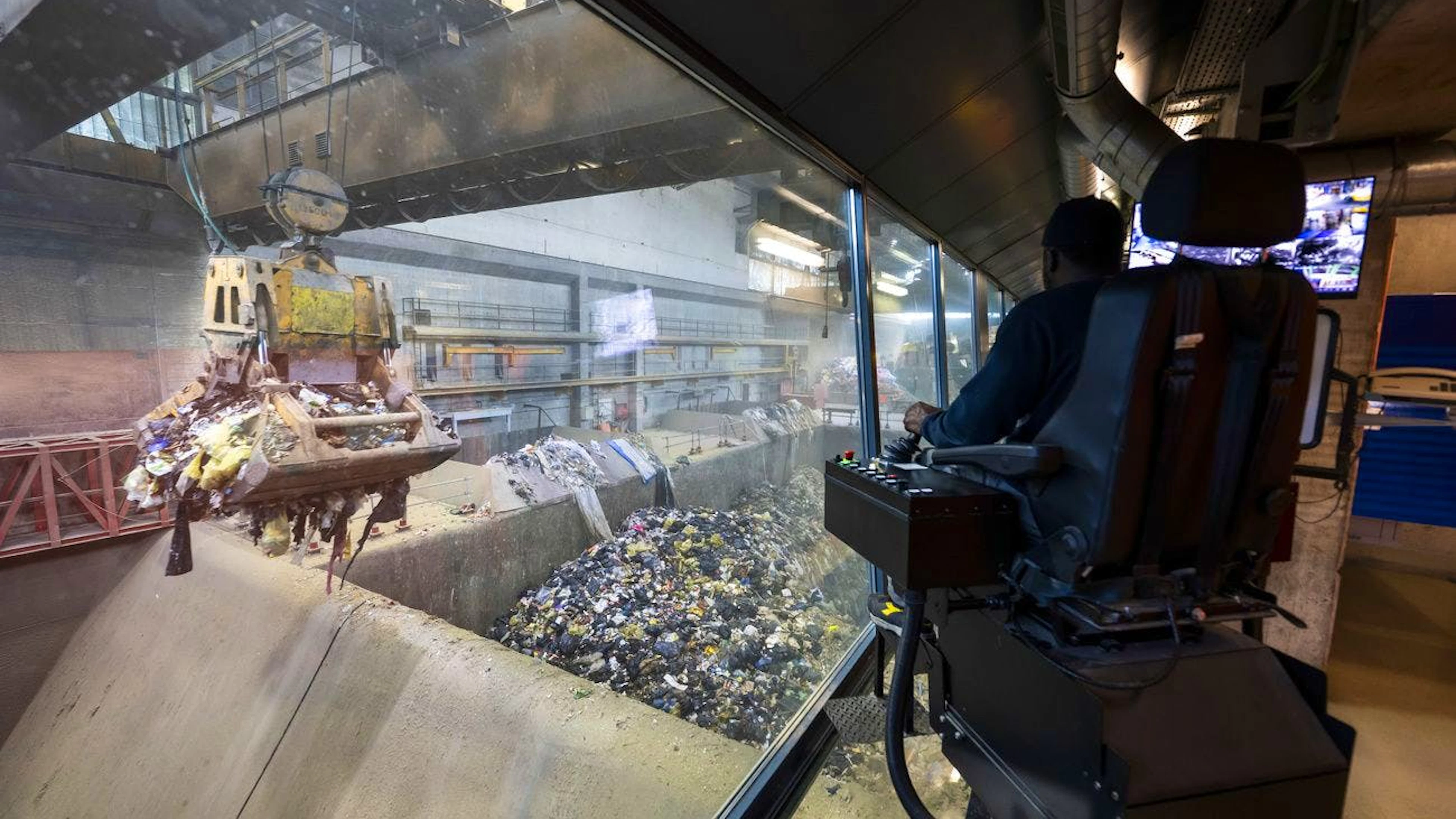 Une pince prélève des déchets du lieu de stockage avant d'être brulés de l'usine d'incineration des déchets des SIG des Cheneviers.