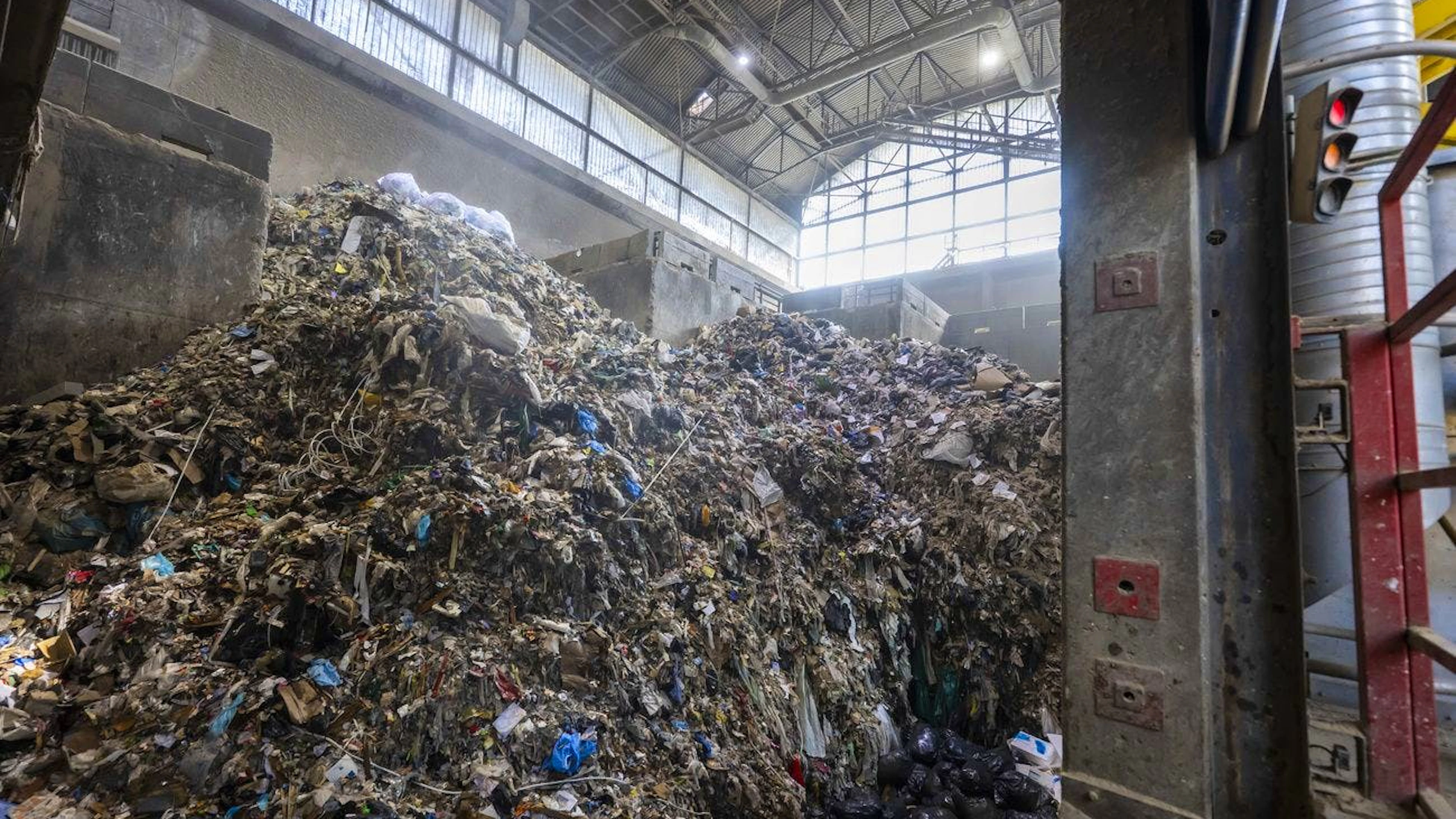 Une vue du lieu de stockage des déchets destinés à être brûlés dans l'usine d'incineration des SIG des Cheneviers.