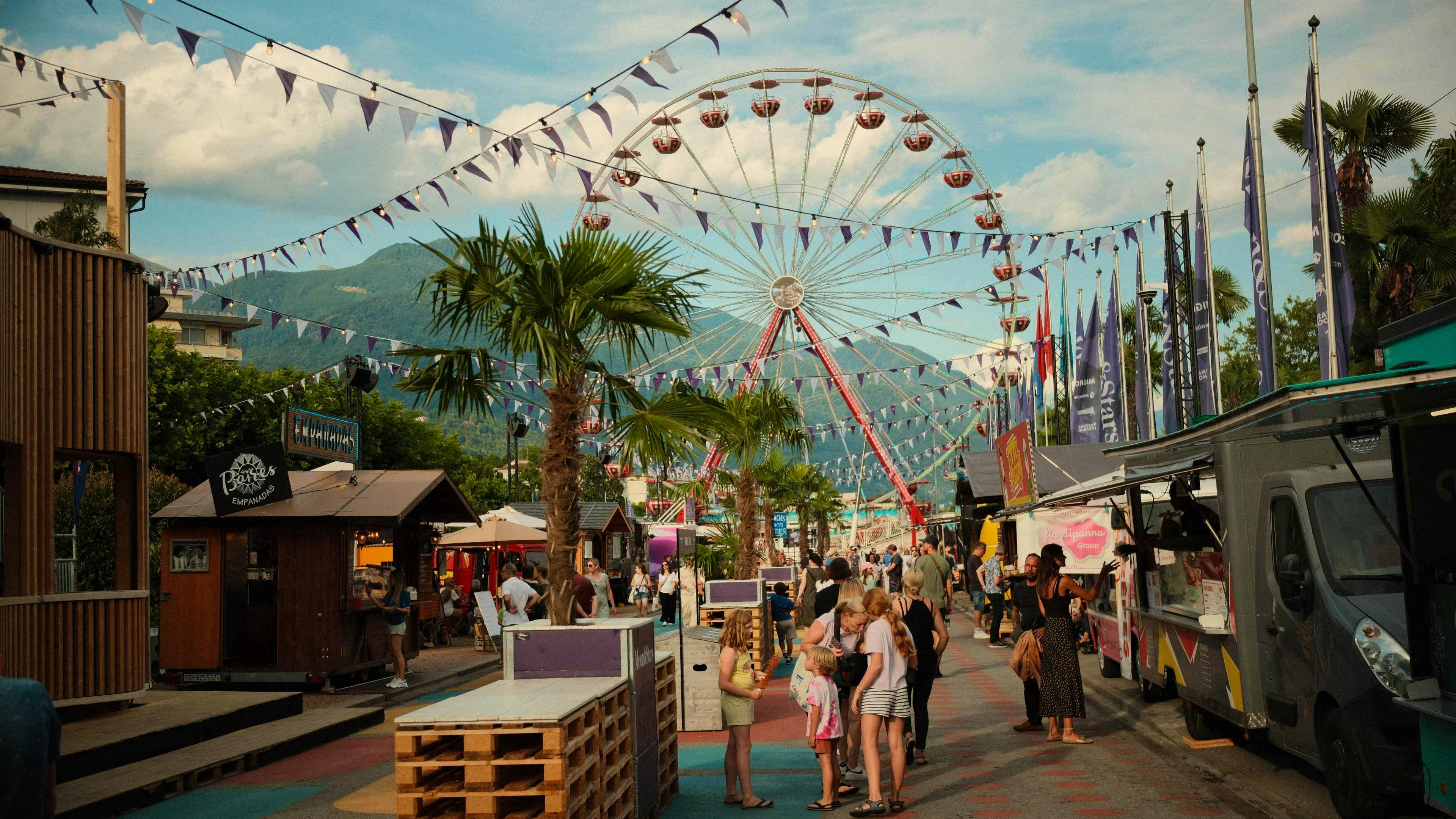 Am Montag ist Ruhetag auf der Piazza Grande, die Food &amp; Music Street erwacht dennoch zum Leben.