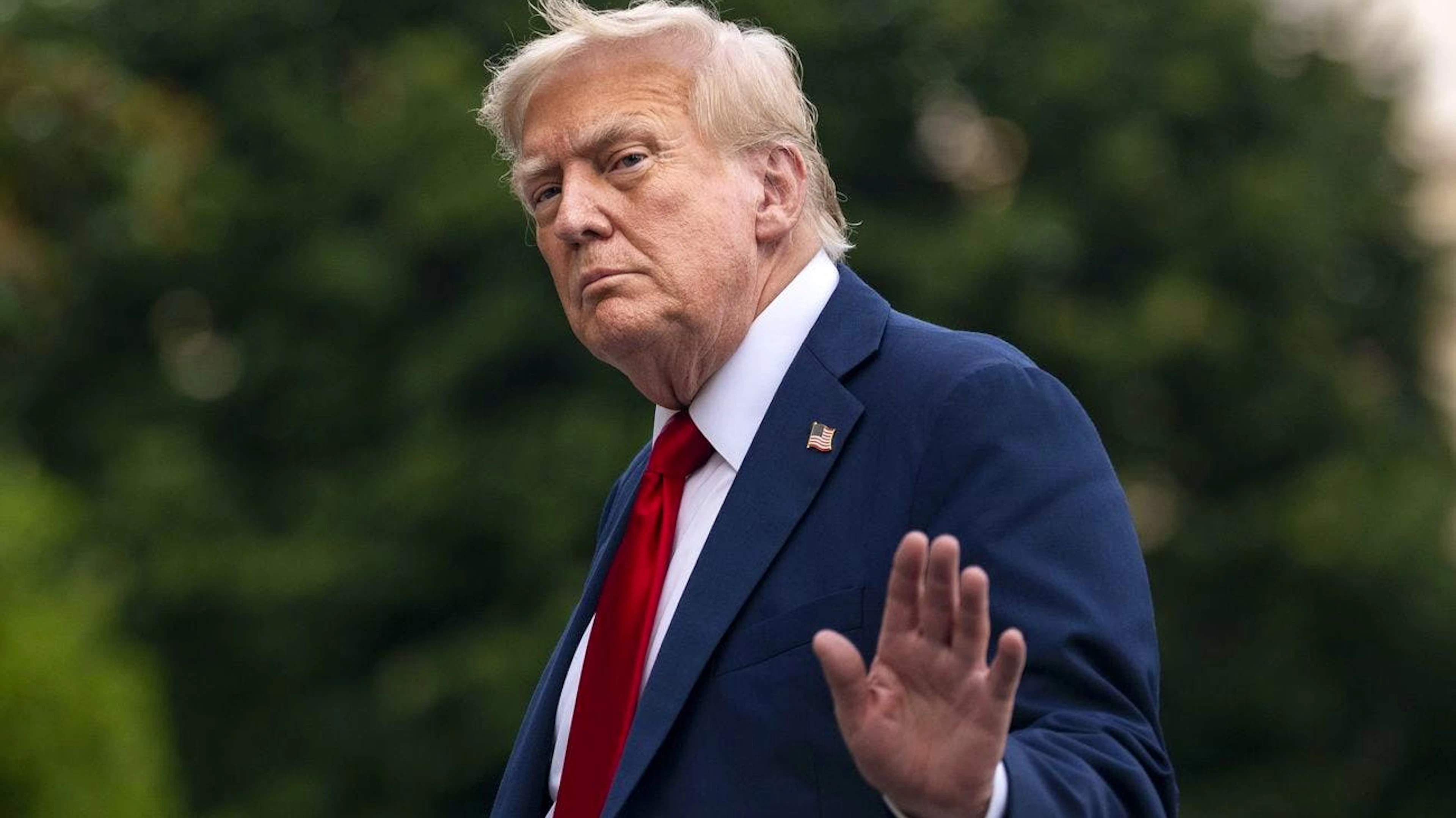 Le président américain Donald Trump salue la presse après être descendu de Marine One sur la pelouse de la Maison-Blanche à Washington, aux États-Unis, le 13 juillet 2025.