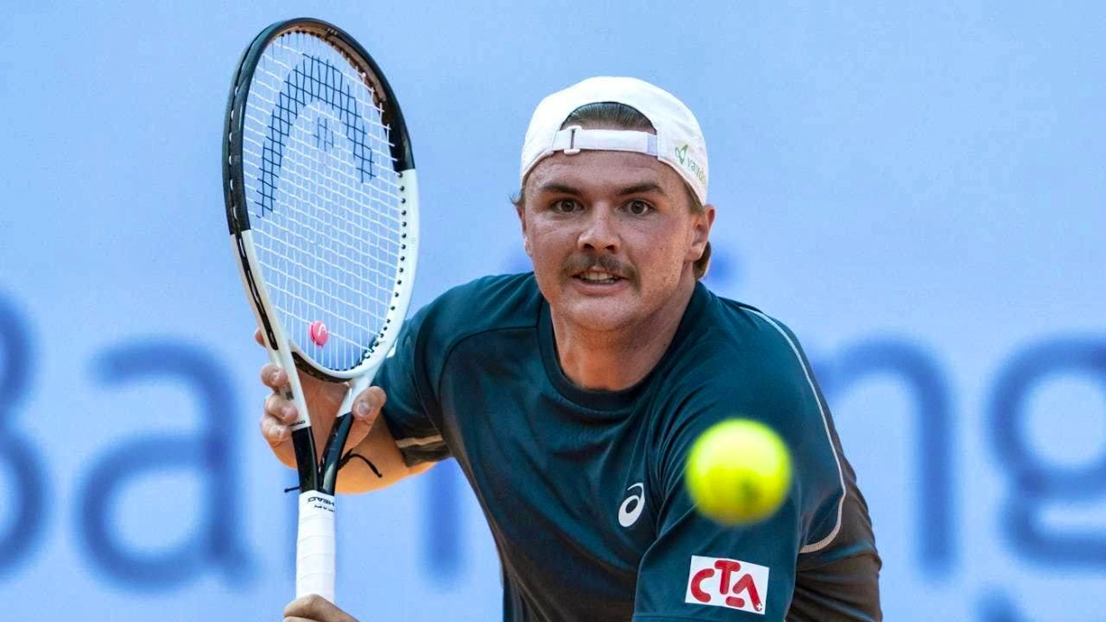 Bites his way through the 1st round of the Swiss Open in Gstaad: Dominic Stricker