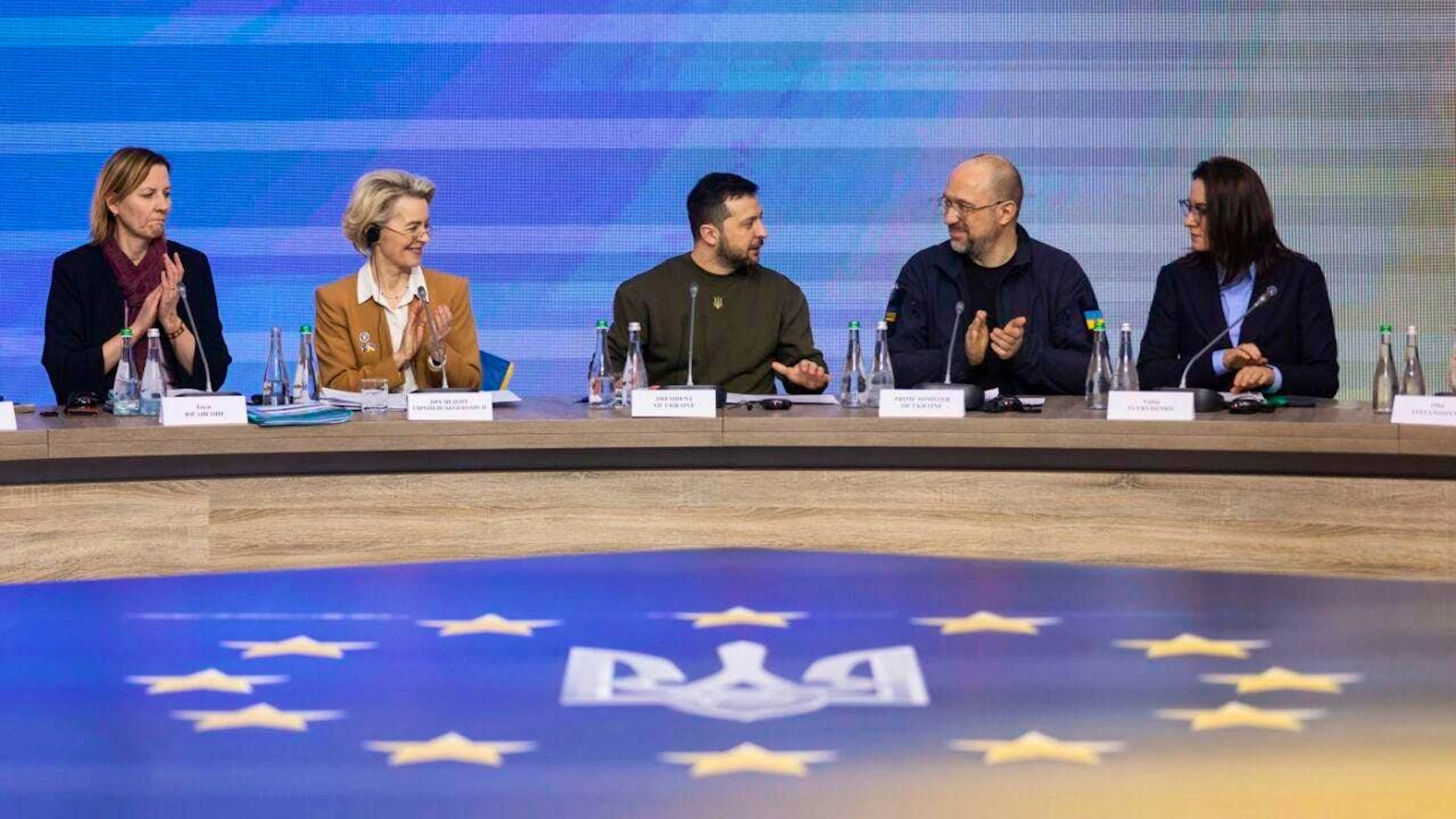 HANDOUT - Ilze Juhansone (l-r), Ursula von der Leyen, Wolodymyr Selenskyj, Denys Schmyhal und Julija Swyrydenko nehmen am EU-Ukraine-Gipfel im Jahr 2023 teil. Foto: Uncredited/Ukrainian Presidential Press Office/AP/dpa