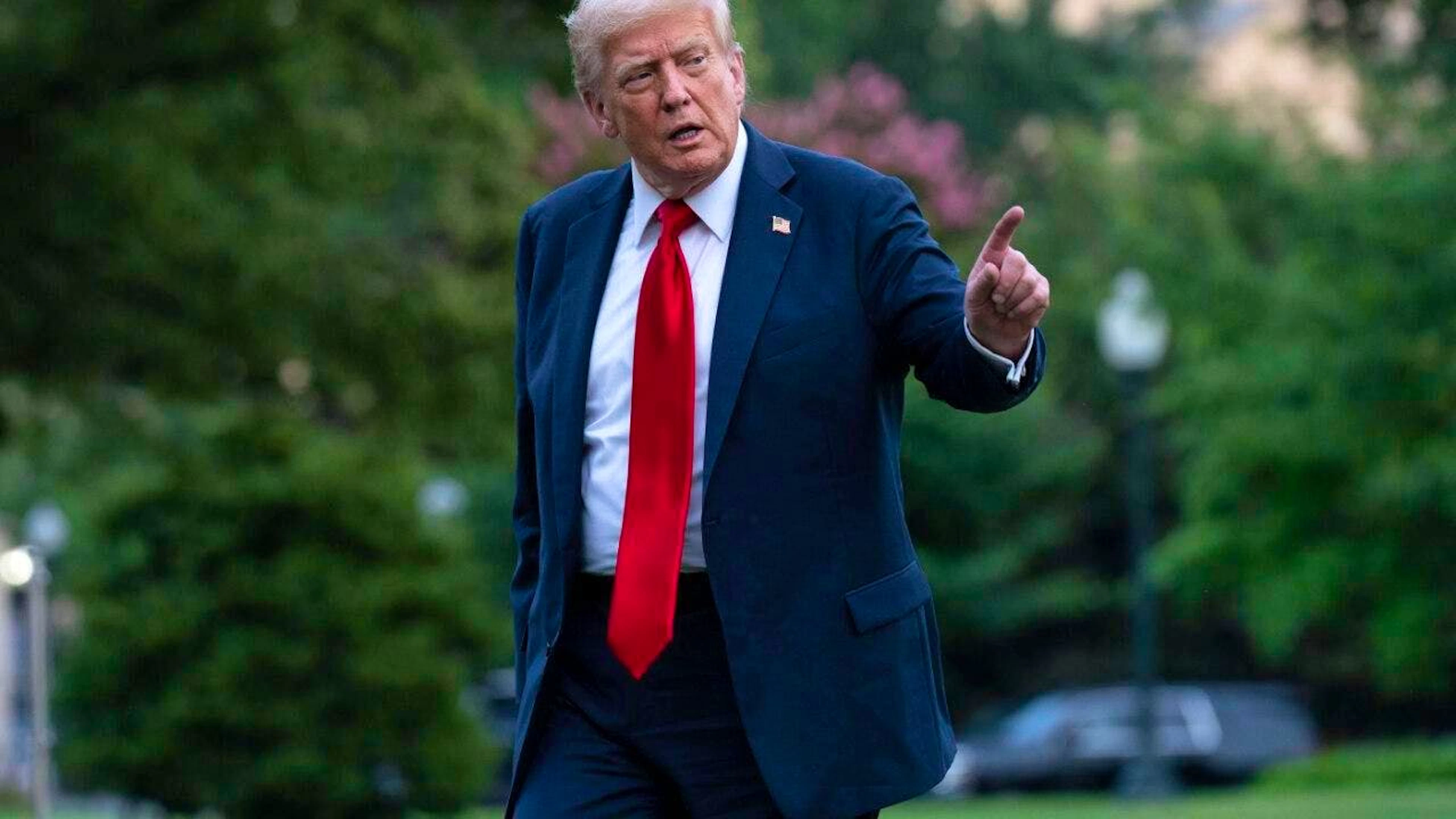 US-Präsident Donald Trump spricht mit Reportern, während er bei seiner Ankunft am Weißen Haus über den South Lawn geht. Foto: Jose Luis Magana/AP/dpa