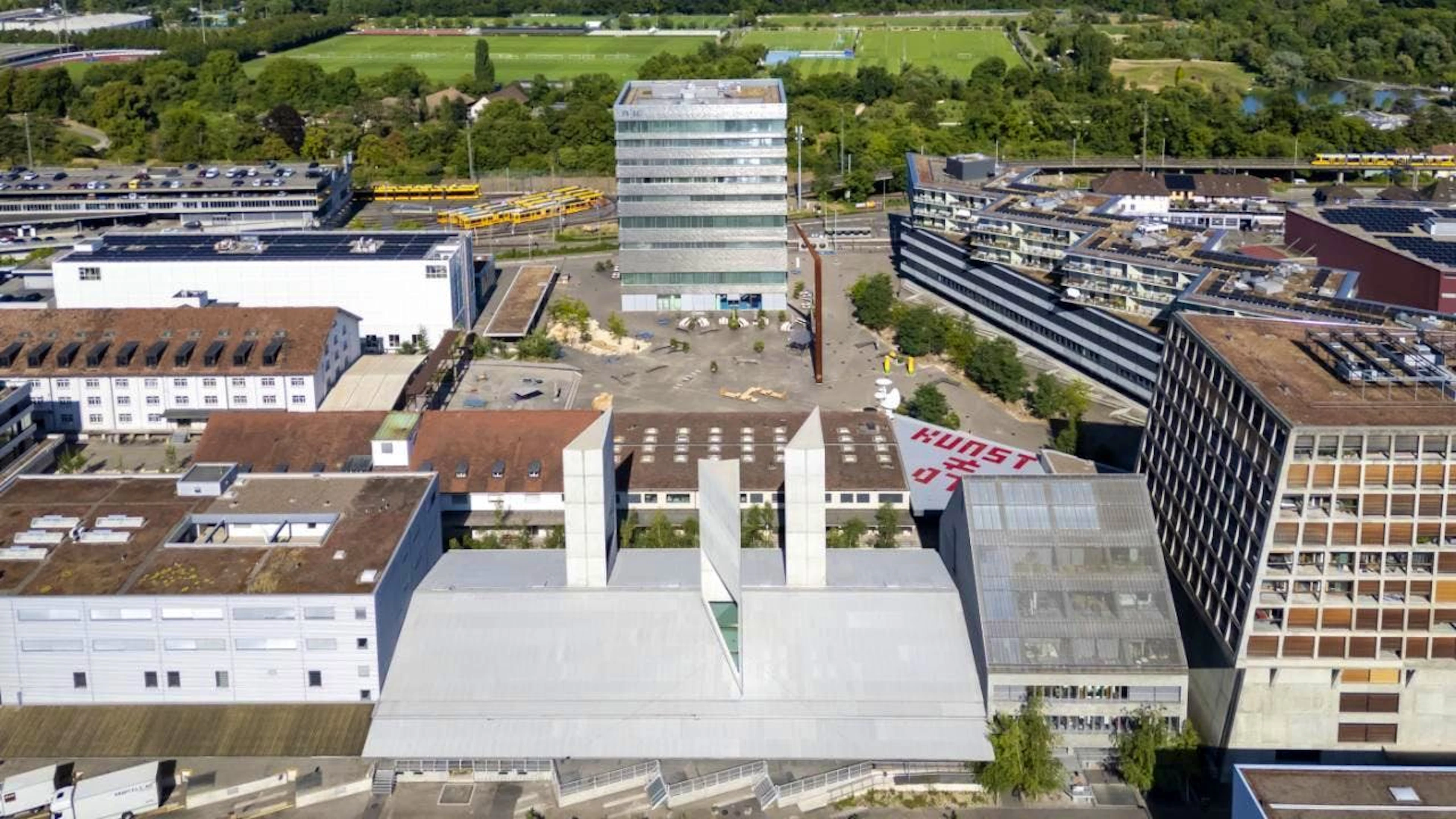 Das Dreispitz-Areal ist ein architektonischer Hingucker: Das Kunsthaus Baselland mit den Türmen auf dem Dach wurde bereits mit einem Architekturpreis ausgezeichnet und das "Haus Helsinki" rechts im Bild wurde vom berühmten Architekturbüro Herzog & de Meuron entworfen. (KEYSTONE/Georgios Kefalas)