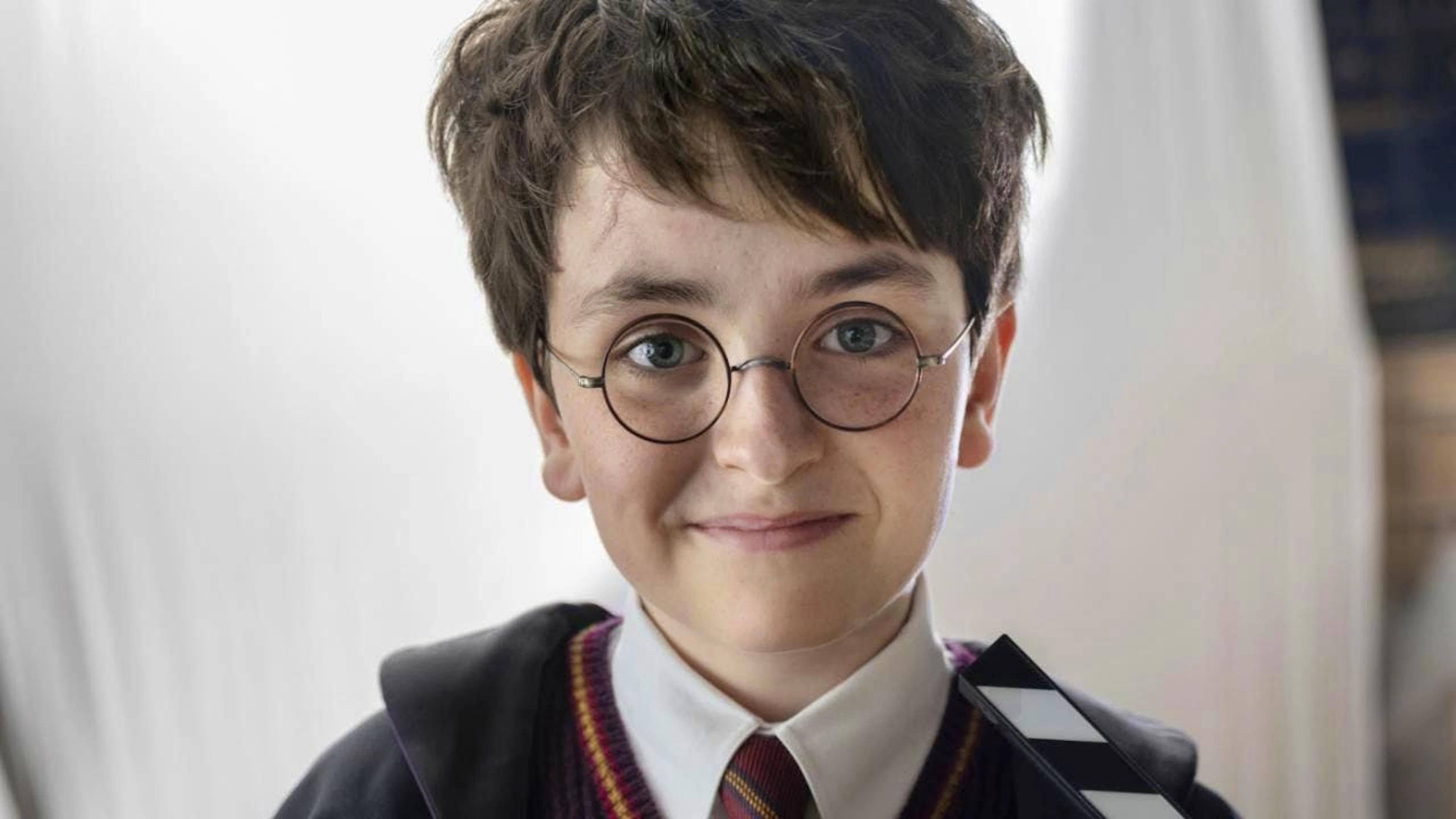 Warner Bros. Discovery a présenté Dominic McLaughlin pour incarner le nouveau Harry Potter. Le tournage a commencé lundi.