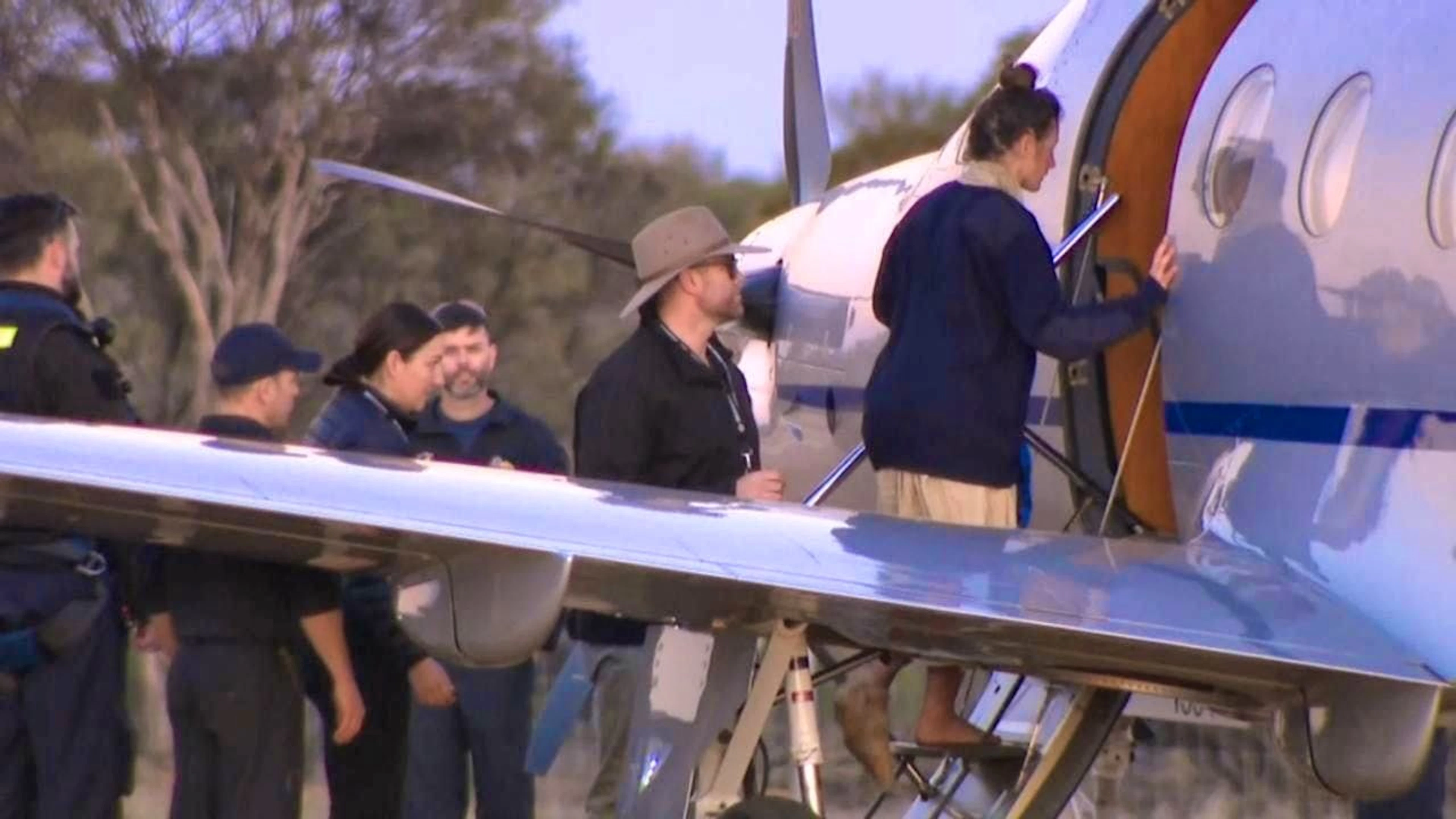 Una foto mostra Carolina Wilga mentre sale su un aereo.