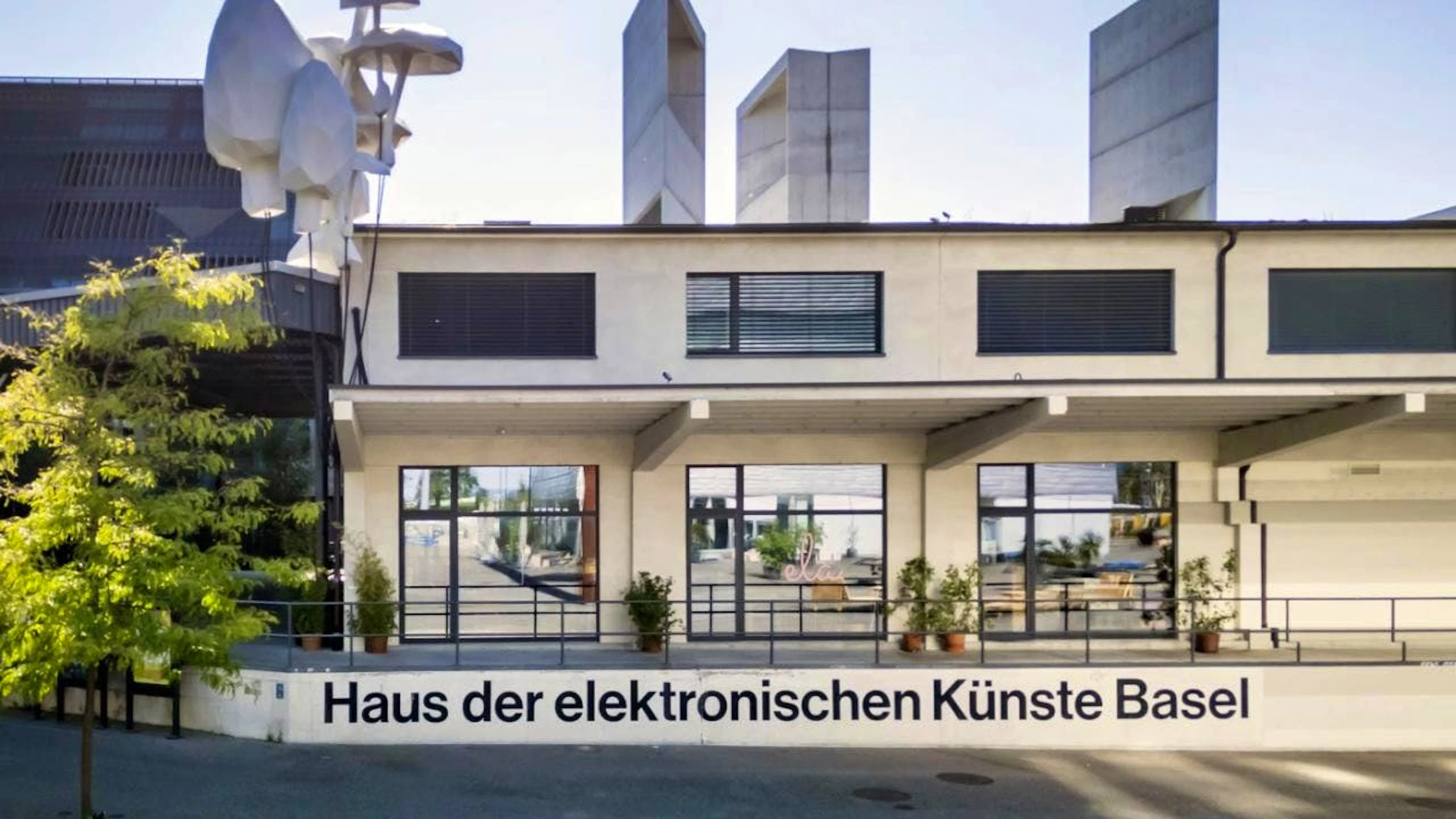 Das Dreispitz-Areal in Basel hat sich zu einem Zentrum für Kunst entwickelt. Dort befindet sich unter anderem das Haus der Elektronischen Künste, in dem aktuell die Ausstellung „Andere Intelligenzen“ zu sehen ist. (KEYSTONE/Georgios Kefalas)