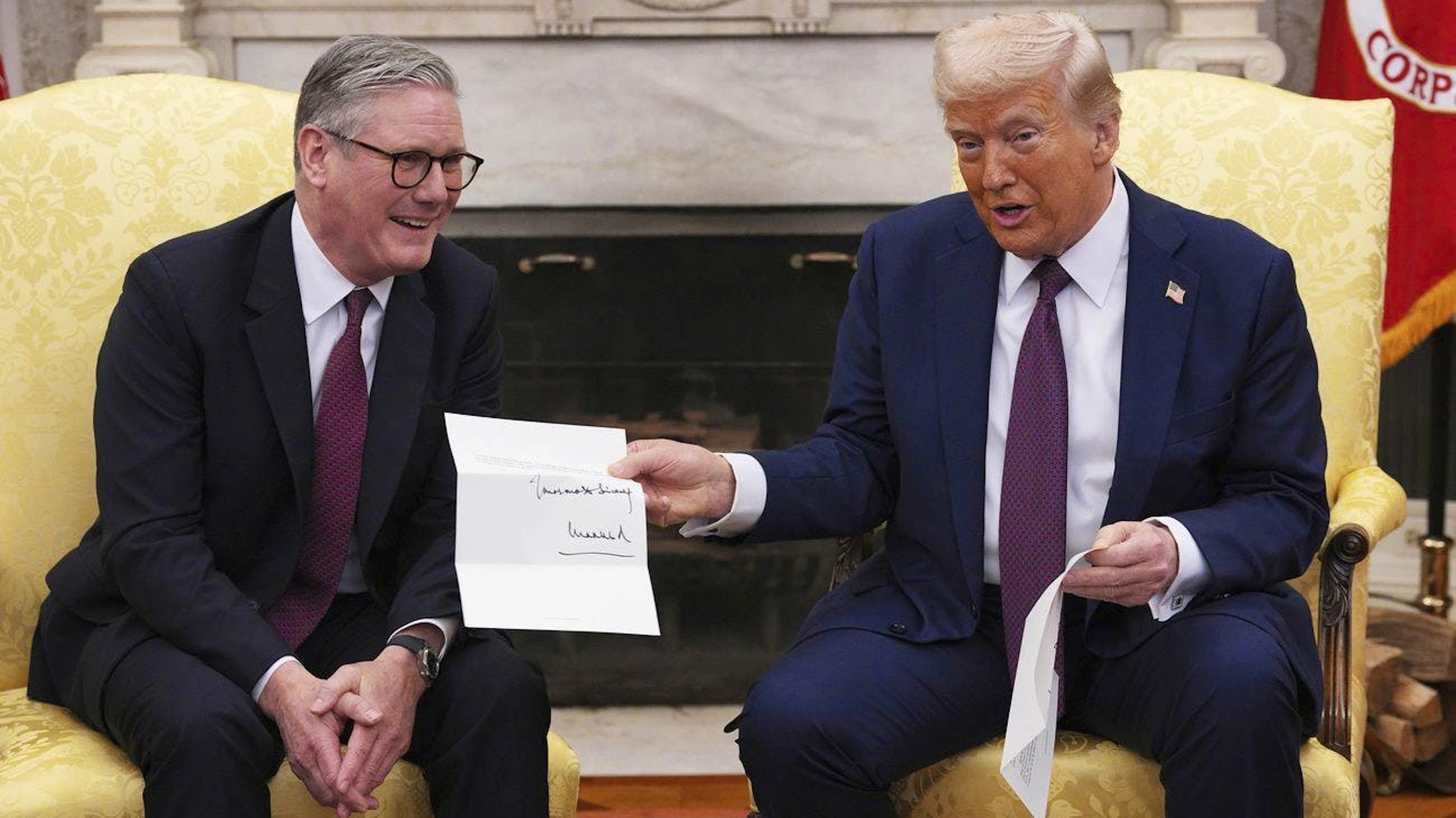 Donald Trump, à droite sur le cliché, avait été invité par une lettre du roi Charles III, que lui avait remise le premier ministre britannique Keir Starmer, à gauche, en février dernier (archives).