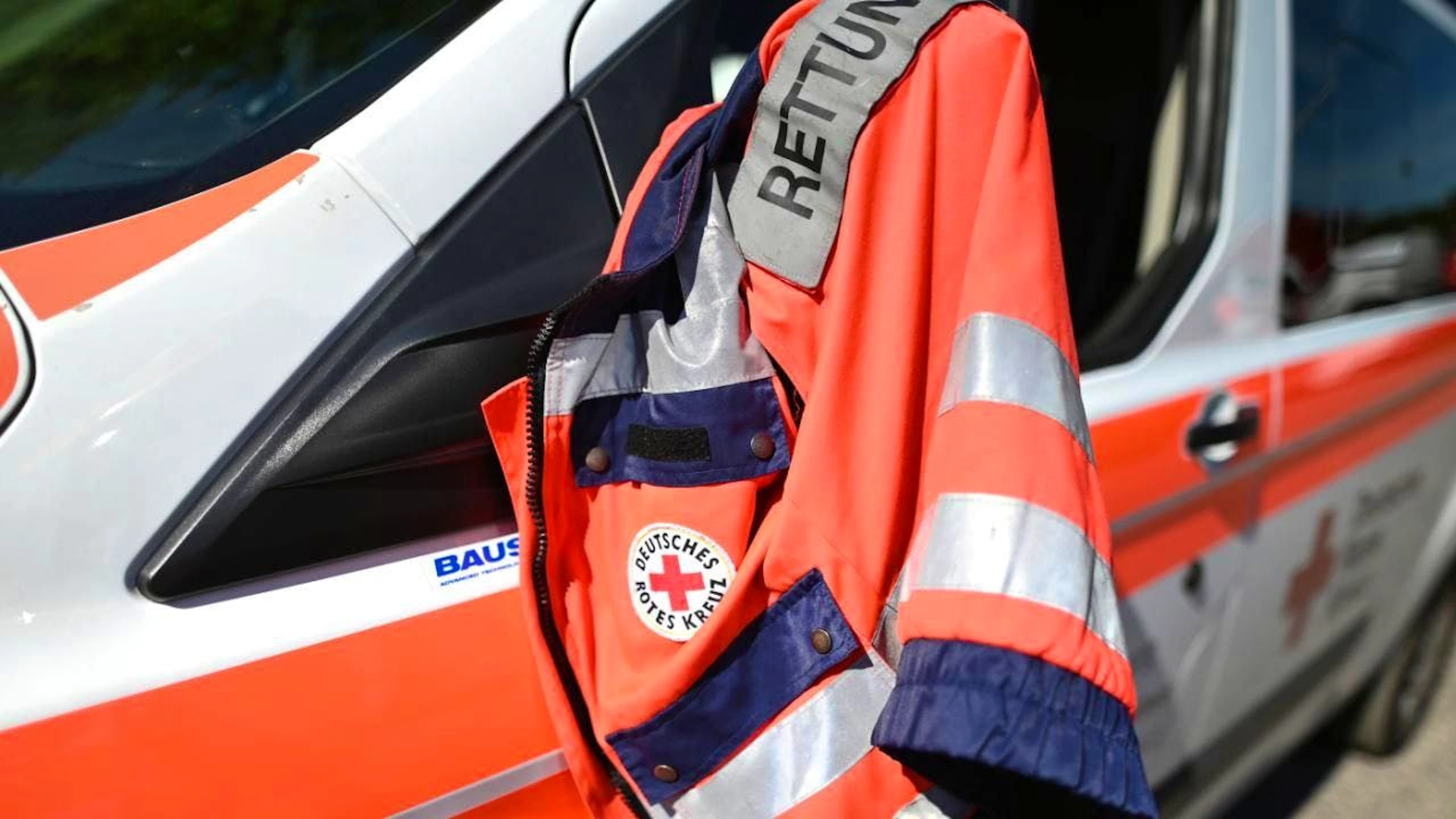 Uno dei figli, 14enne, è stato trasportato in elicottero in ospedale con ferite giudicate molto gravi. (Foto simbolica)