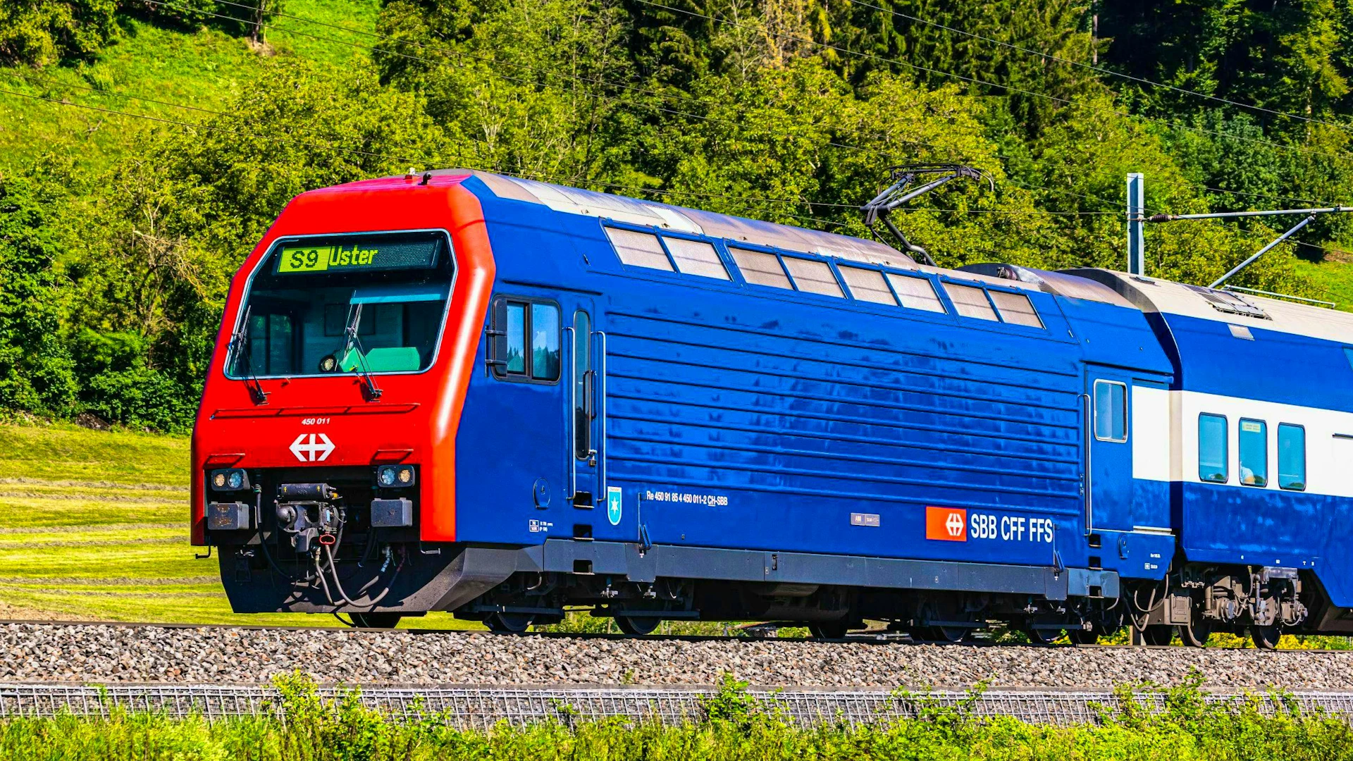 A camera at the railroad crossing in Uster has generated approximately 1.1 million francs in bus fare revenue. (File photo)