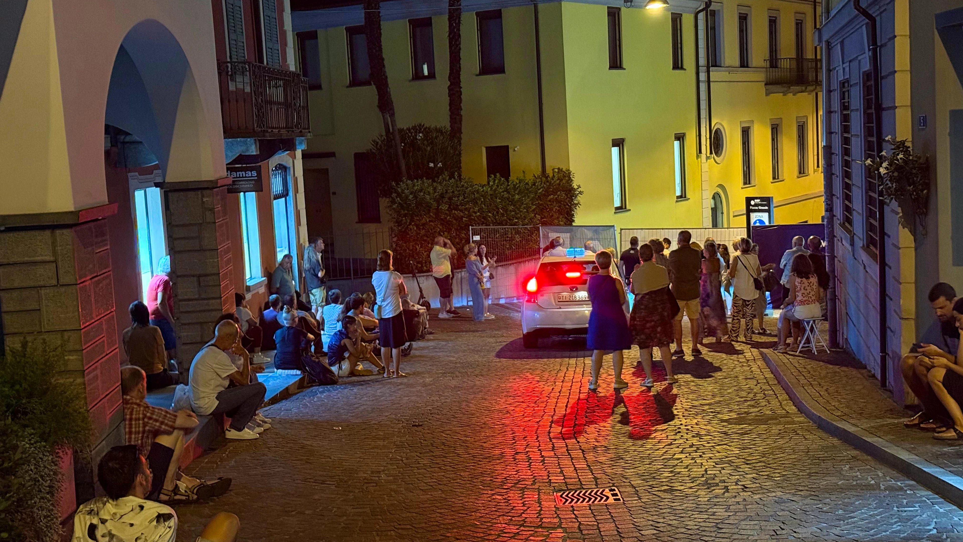 Und auch in der Nebengasse will man dem italienischen Sänger zuhören.