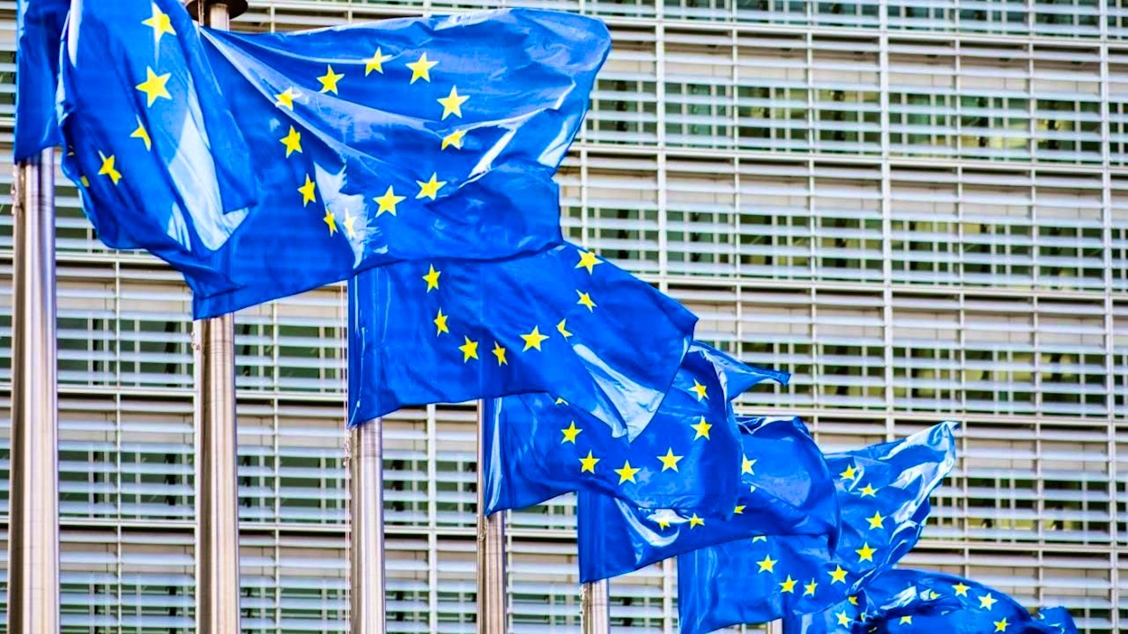 ARCHIVE - Numerous European flags flutter in the wind in front of the Berlaymont building, the seat of the European Commission. Photo: Marcel Kusch/dpa