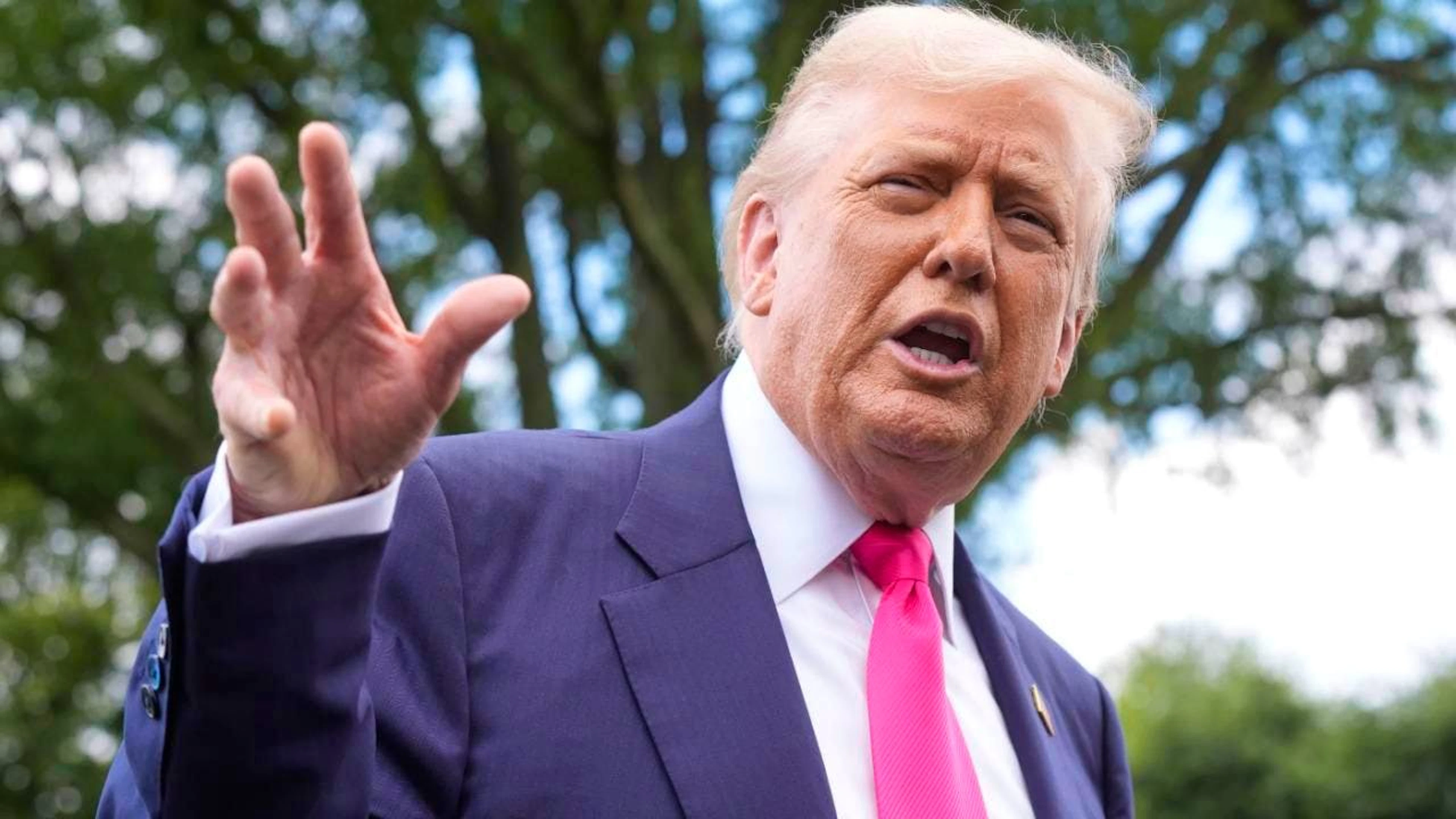 US-Präsident Donald Trump spricht zu den Medien, als er das Weiße Haus verlässt. Foto: Manuel Balce Ceneta/AP/dpa