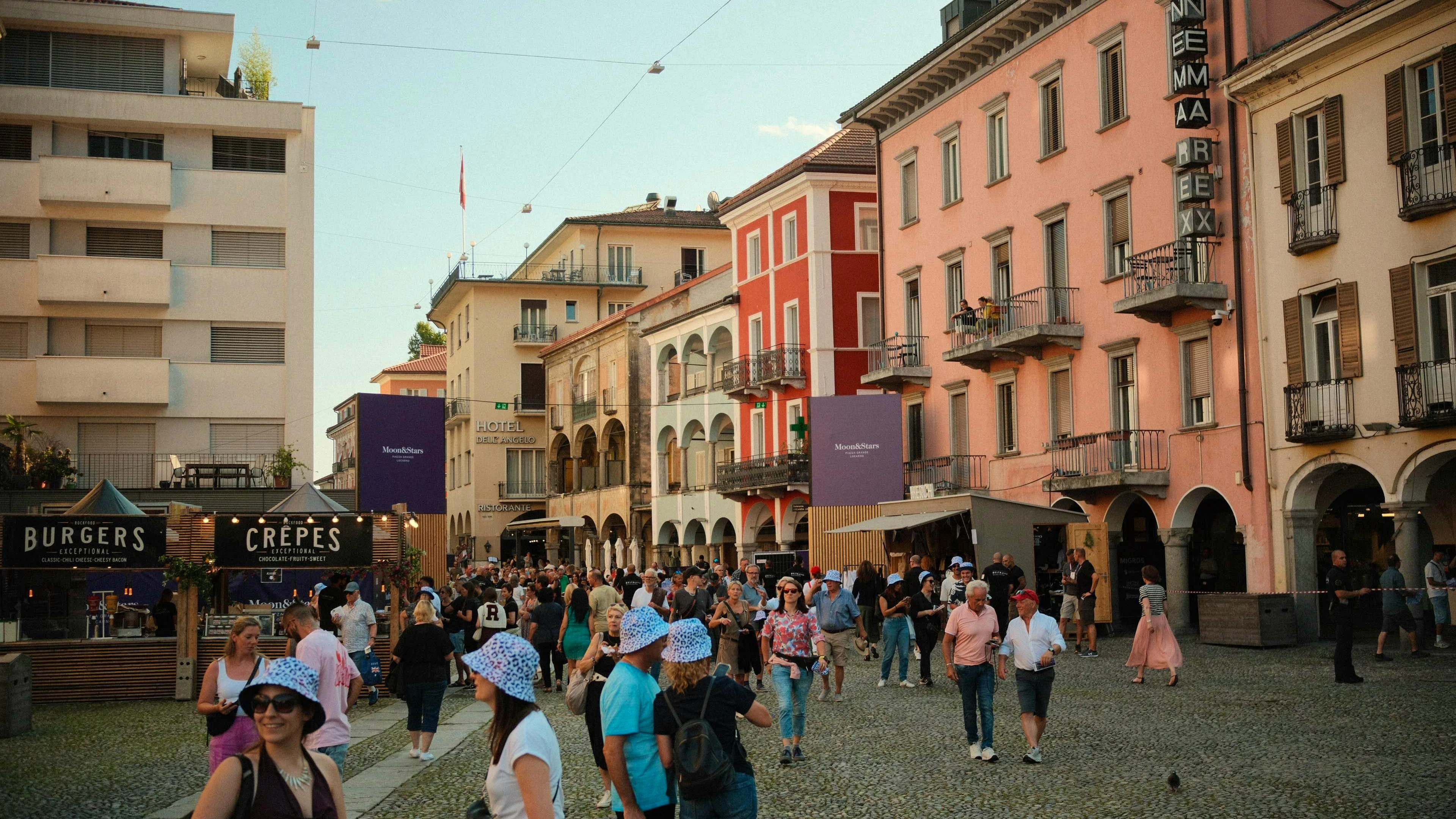 Immer mehr Menschen strömen am Dienstagabend auf die Piazza Grande.
