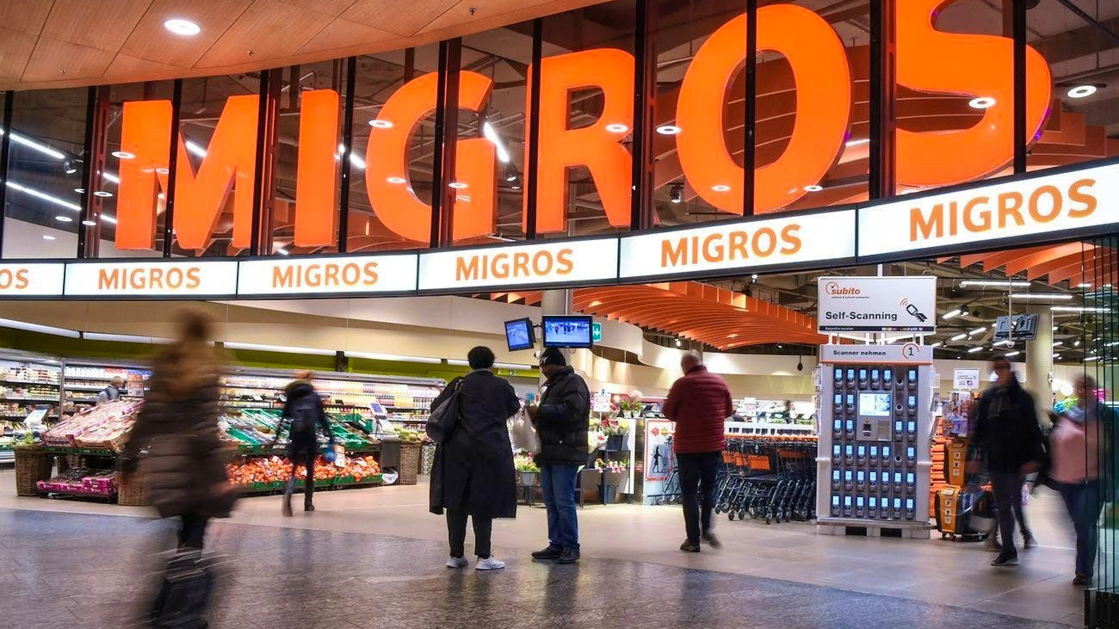 Niente quark, ricotta e simili: gli scaffali dei frigoriferi vuoti di prodotti lattiero-caseari stanno attualmente turbando i clienti della Migros in tutto il Paese.