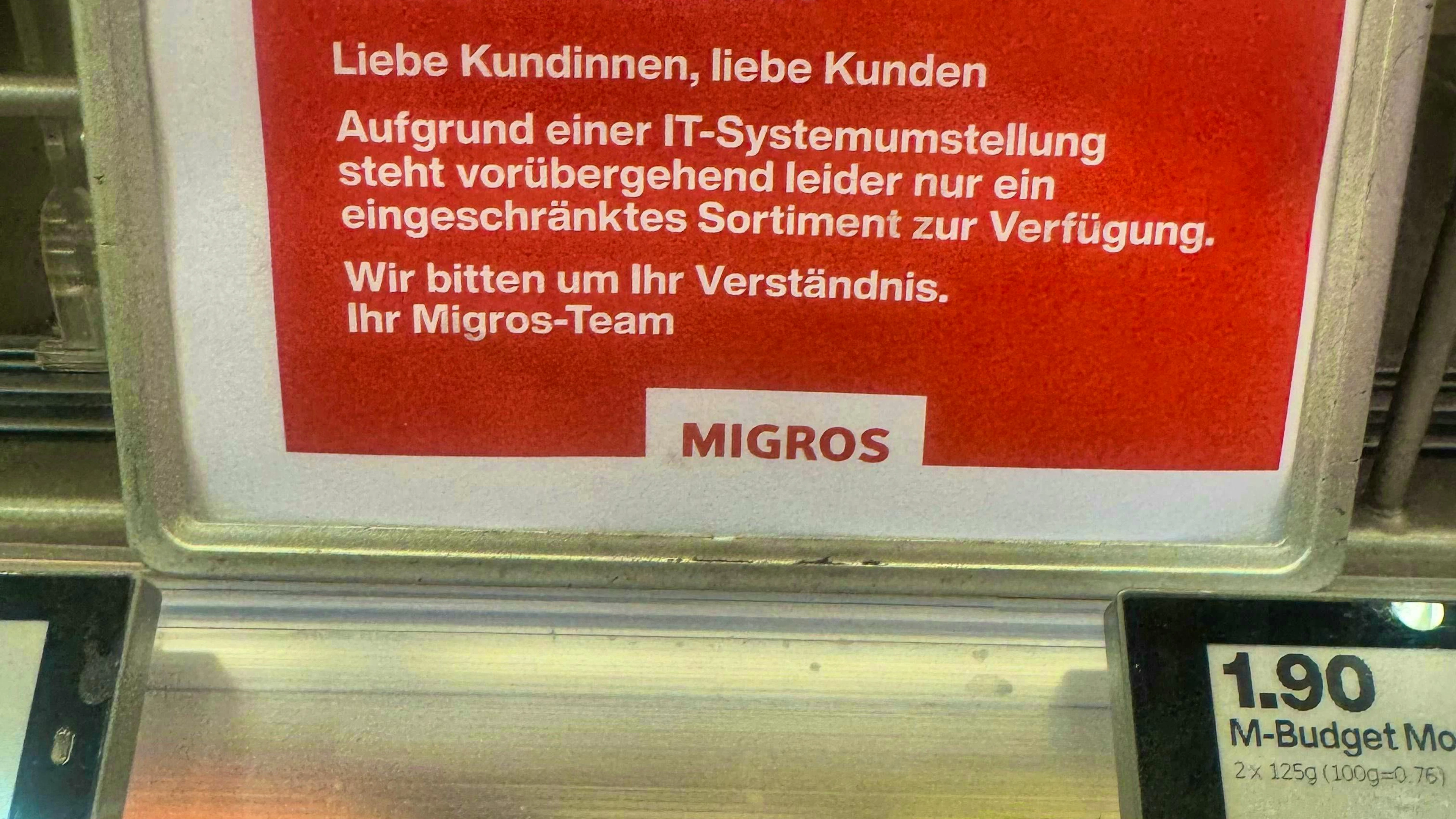 Da diverse settimane, negli scaffali dei formaggi refrigerati dei negozi Migros, in tutta la Svizzera, ci sono grandi vuoti.
