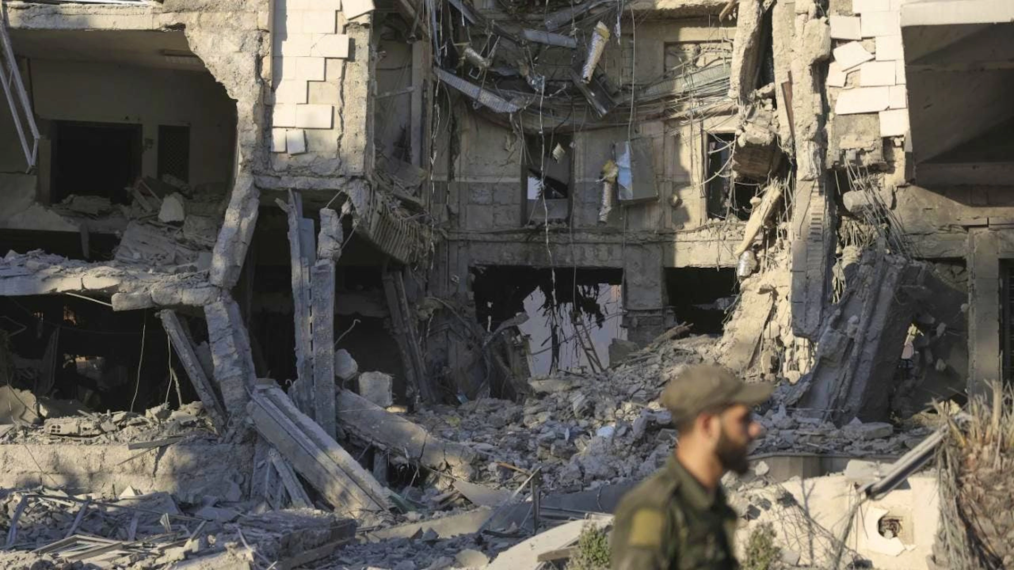 L'armée israélienne a mené de nouvelles frappes à Damas, visant l'entrée du QG de l'armée syrienne et une «cible militaire» dans la zone du palais présidentiel. Les autorités syriennes ont fait état de 3 mort et de 34 blessés.