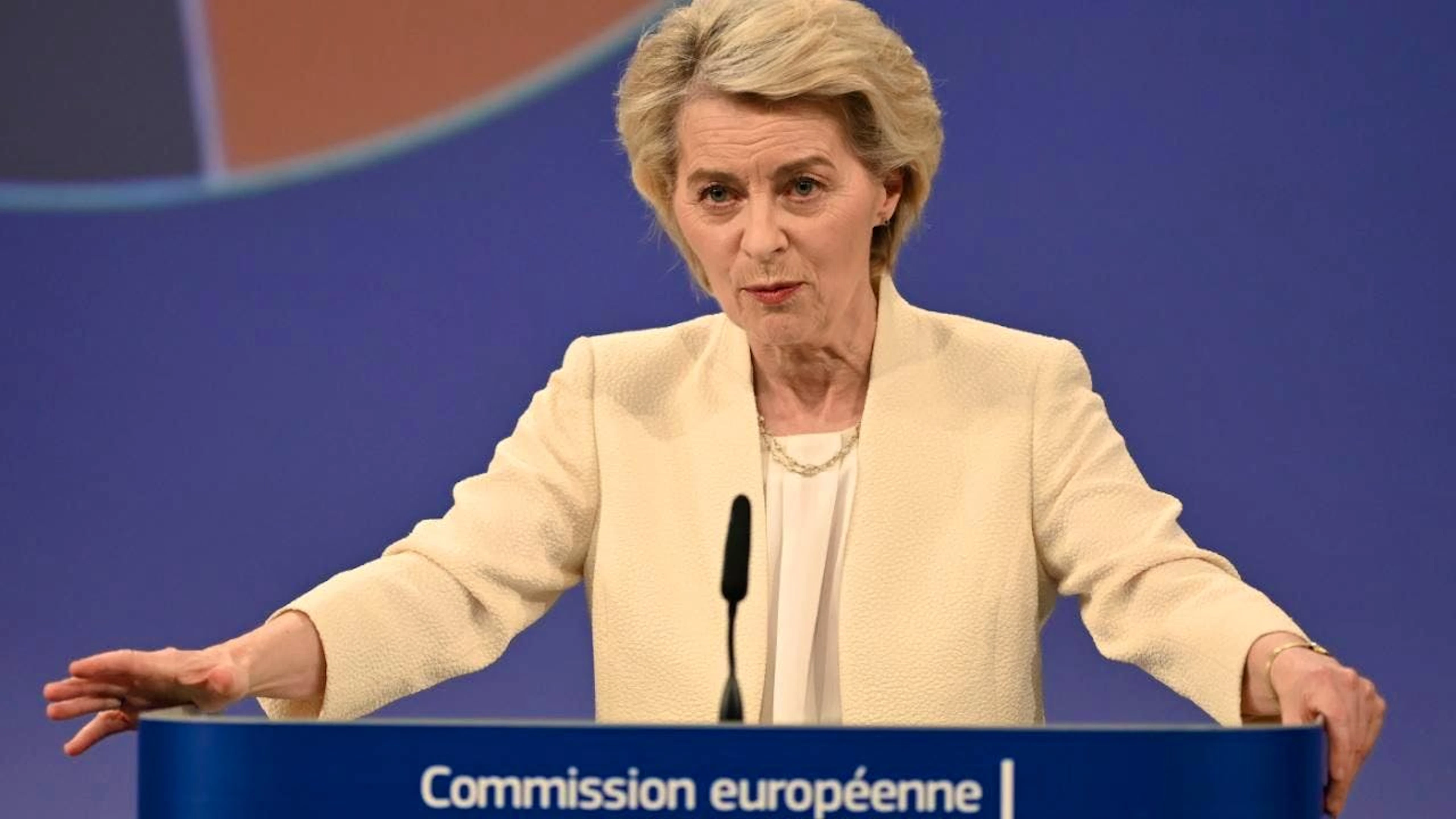 Ursula von der Leyen, EU-Kommissionspräsidentin, spricht bei einer Pressekonferenz. Von der Leyen stellte die Vorschläge der Kommission für das EU-Budget vor. Foto: Ansgar Haase/dpa