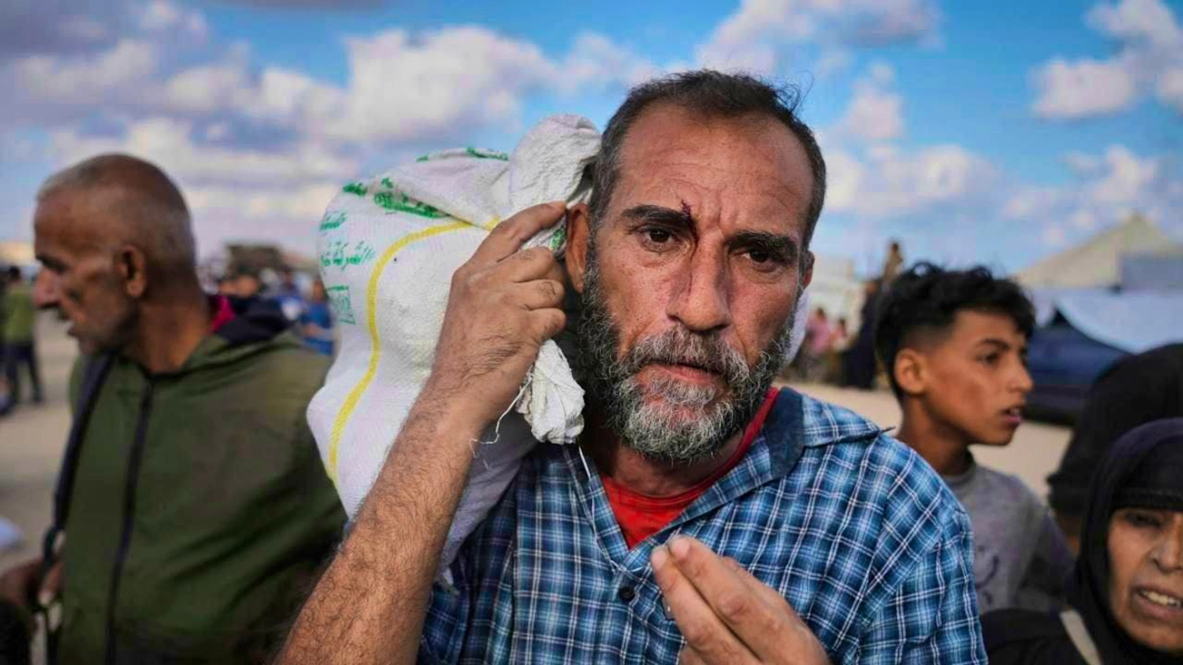 ARCHIVE - Palestinians carry bags of food and humanitarian aid provided by the Gaza Humanitarian Foundation, an organization recognized by Israel and supported by the US. Photo: Abdel Kareem Hana/AP/dpa
