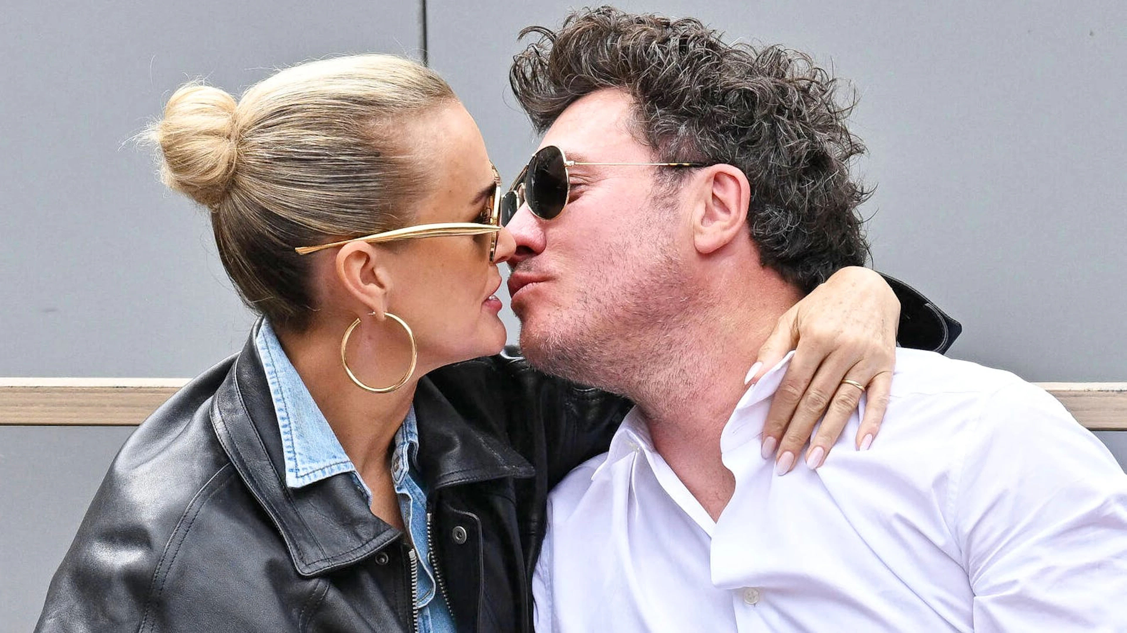 Laeticia Hallyday a aussi récemment assisté à un match de tennis à Roland-Garros avec son compagnon Frédéric Suant.