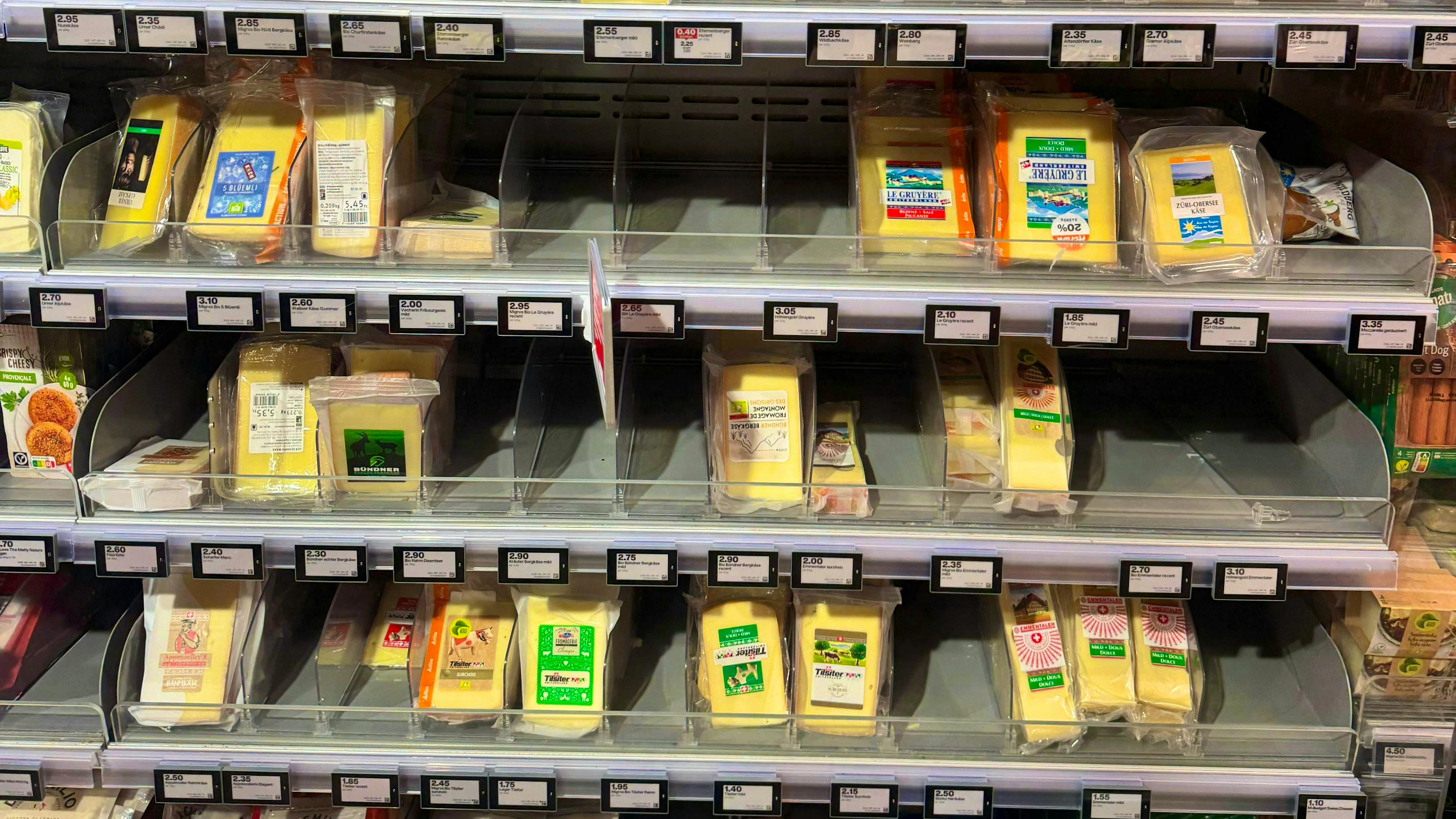 Gli scaffali refrigerati vuoti per i prodotti lattiero-caseari preoccupano i clienti della Migros dall'inizio di giugno.