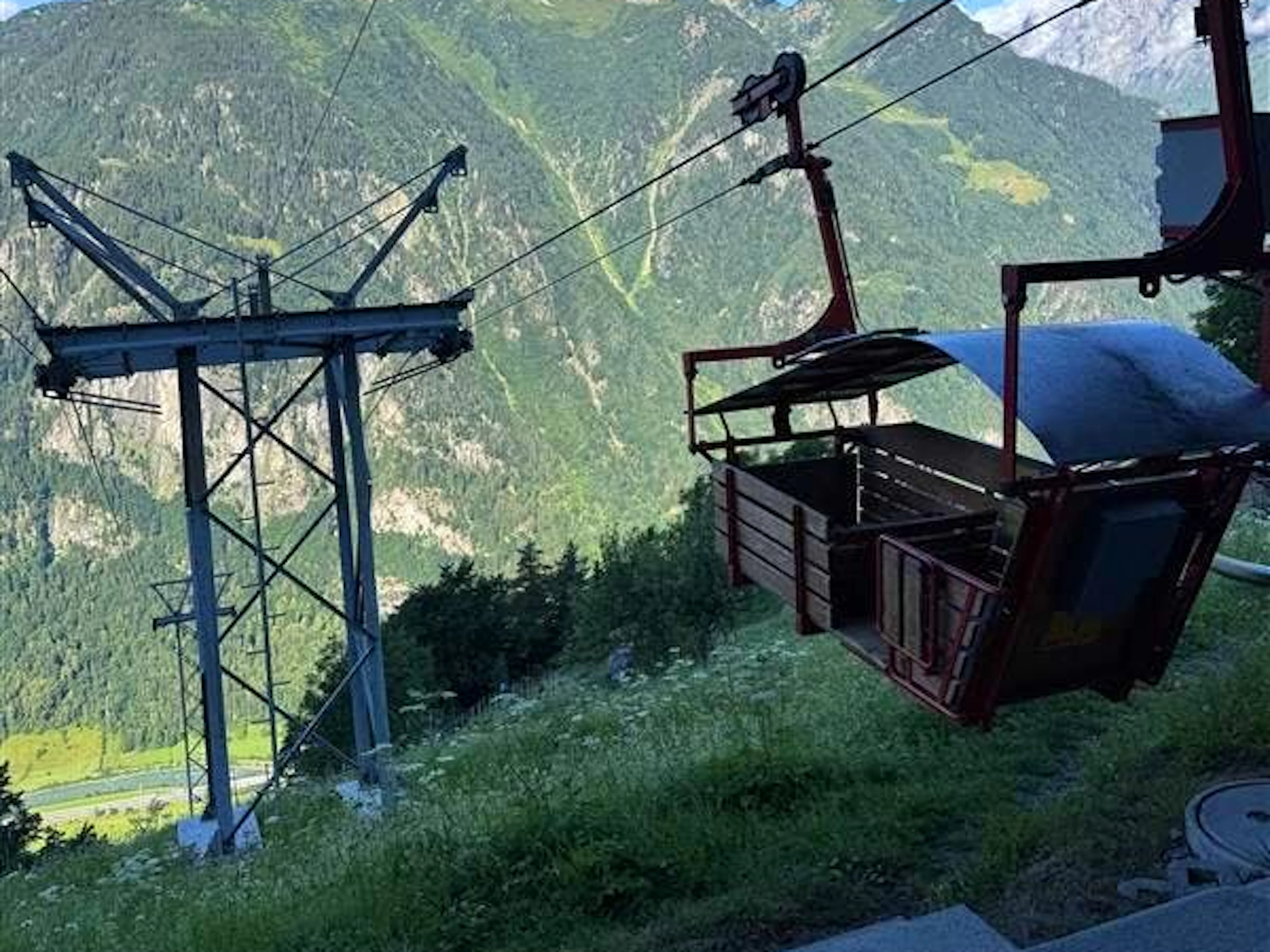 Maximal dürfen vier Personen auf die Bergbahn steigen. Bei einem Ansturm steht man also Schlange.