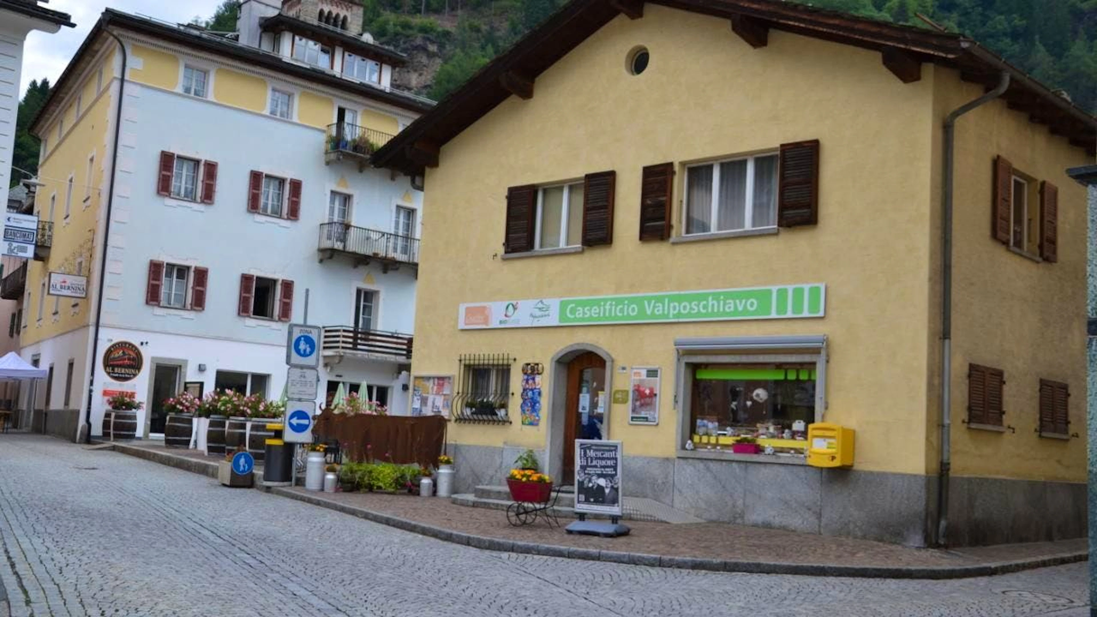L'edificio sulla destra potrebbe ospitare in futuro sia un negozio con prodotti locali che il Centro culturale nel centro di Poschiavo.