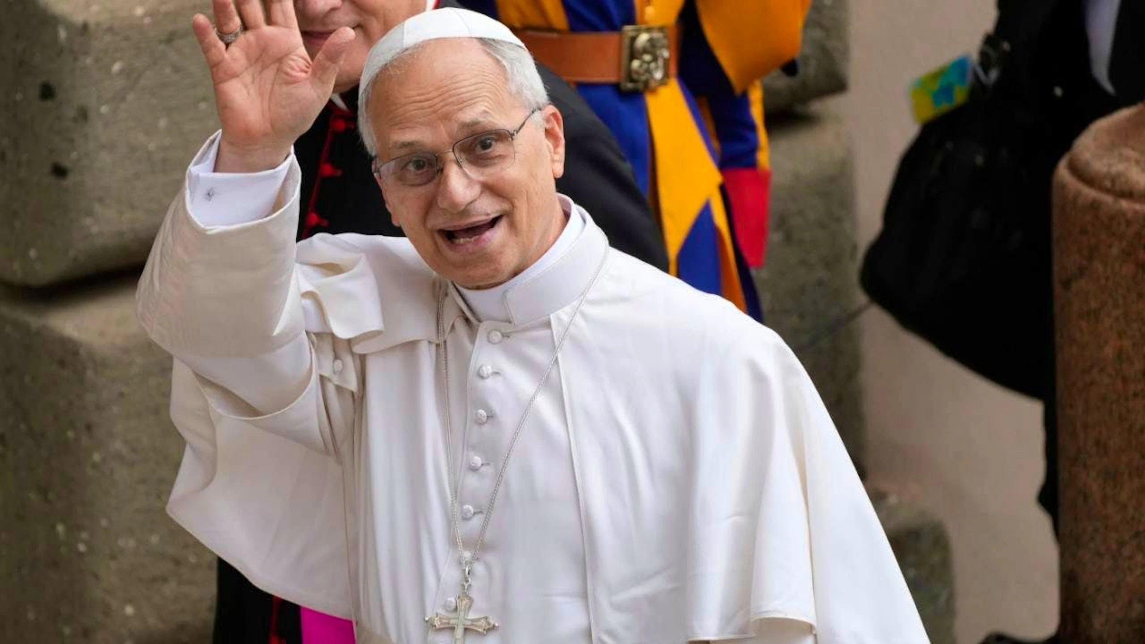 Papst Leo XIV. verlässt am Ende des Angelusgebets Castel Gandolfo und winkt. Foto: Gregorio Borgia/AP/dpa