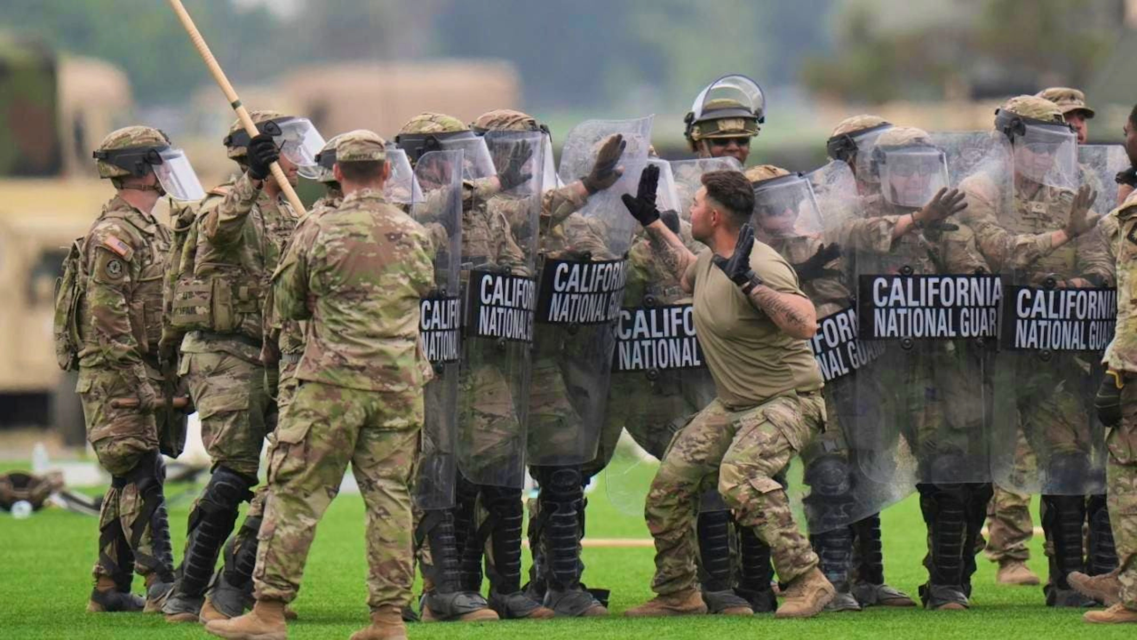 ARCHIV - Mitglieder der US-Nationalgarde führen Übungen durch, nachdem sie zu den Protesten in Los Angeles entsandt wurden. Foto: Jae C. Hong/AP/dpa