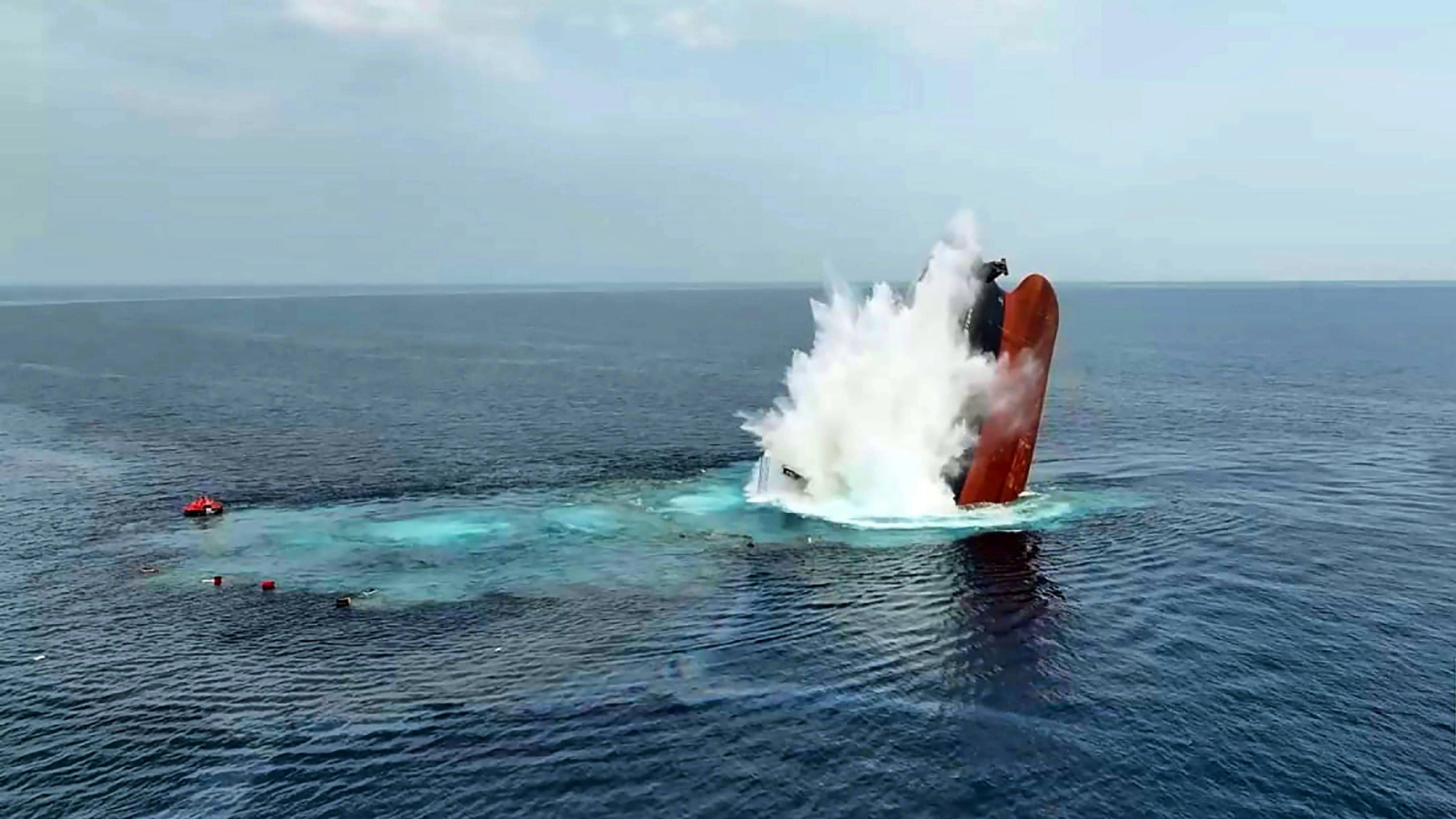 Le lendemain, un autre navire, dont l'équipage était majoritairement philippin, l'Eternity C, a été coulé.