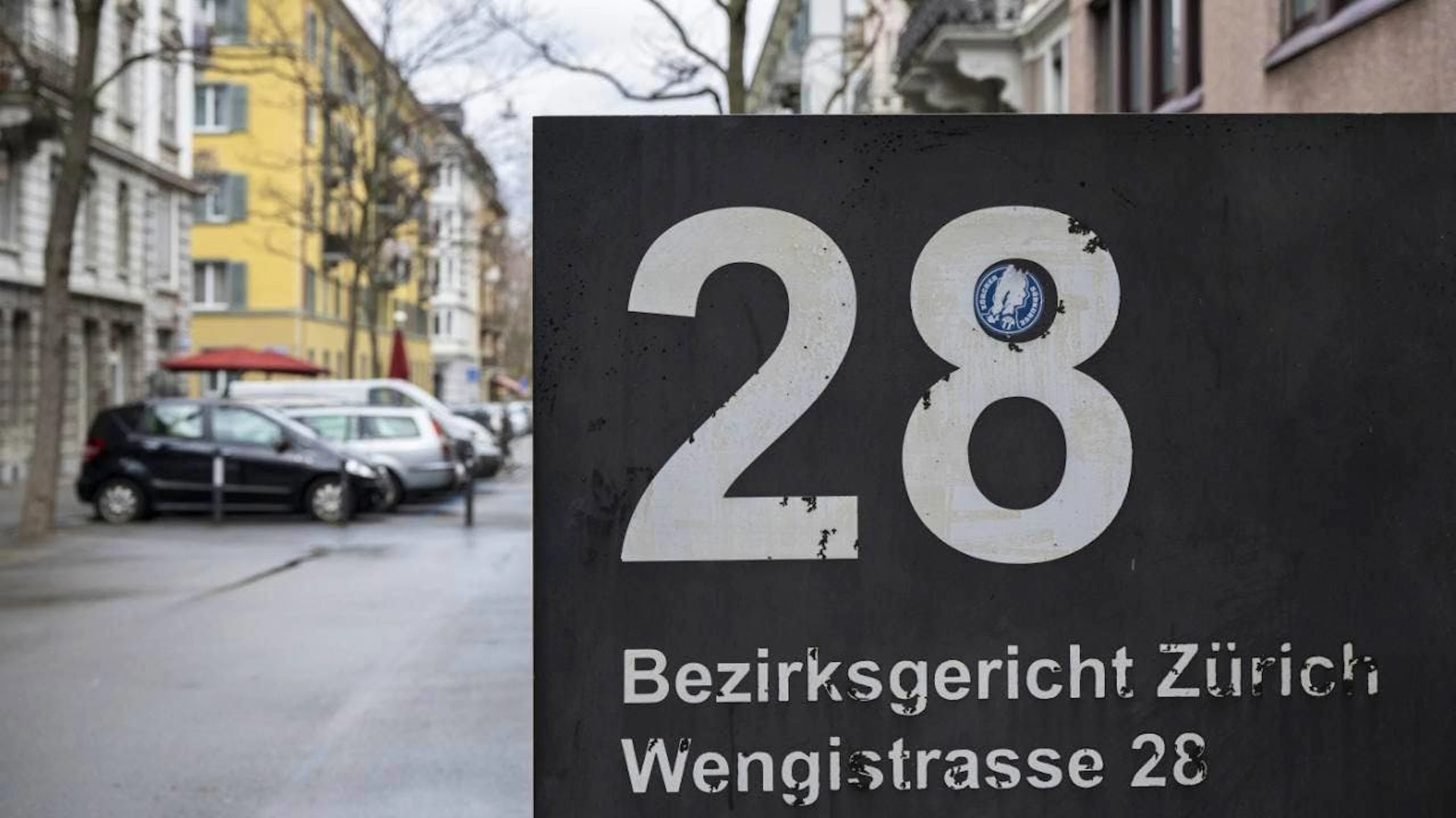 Vor dem Bezirksgericht Zürich muss sich ein 52-jähriger Mann verantworten, dem die Staatsanwaltschaft gewerbsmässigen Betrug vorwirft. Er soll 26 Millionen Franken erganuert haben. (Symbolbild)