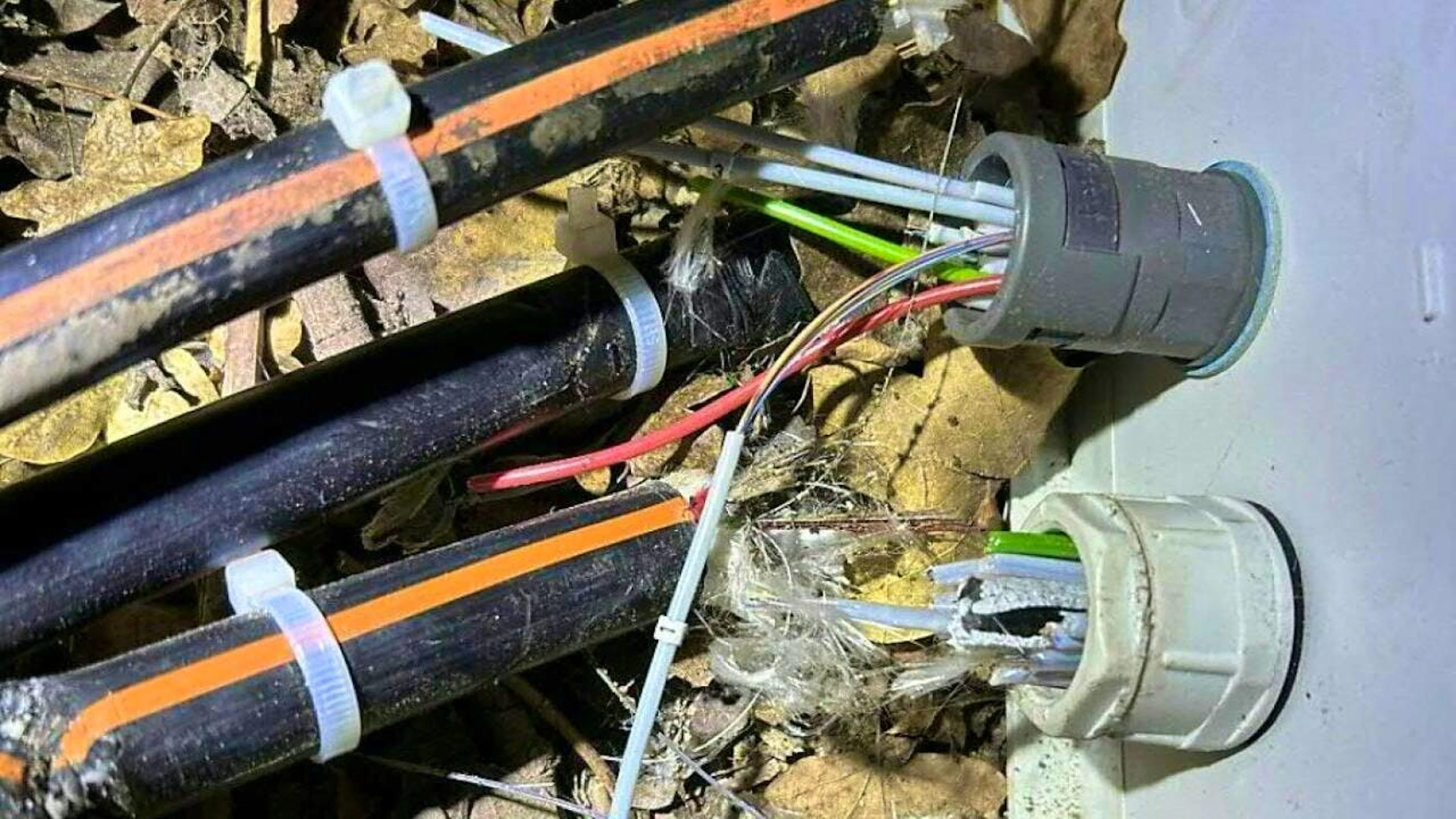 In Rheinfelden AG waren Ende 2023 mehrmals die Glasfaserleitungen durchschnitten worden. Fünf mutmassliche Täter im Alter von 19 und 20 Jahren sind angeklagt worden. Ihnen drohen teilweise lange Freiheitsstrafen (Archivbild)