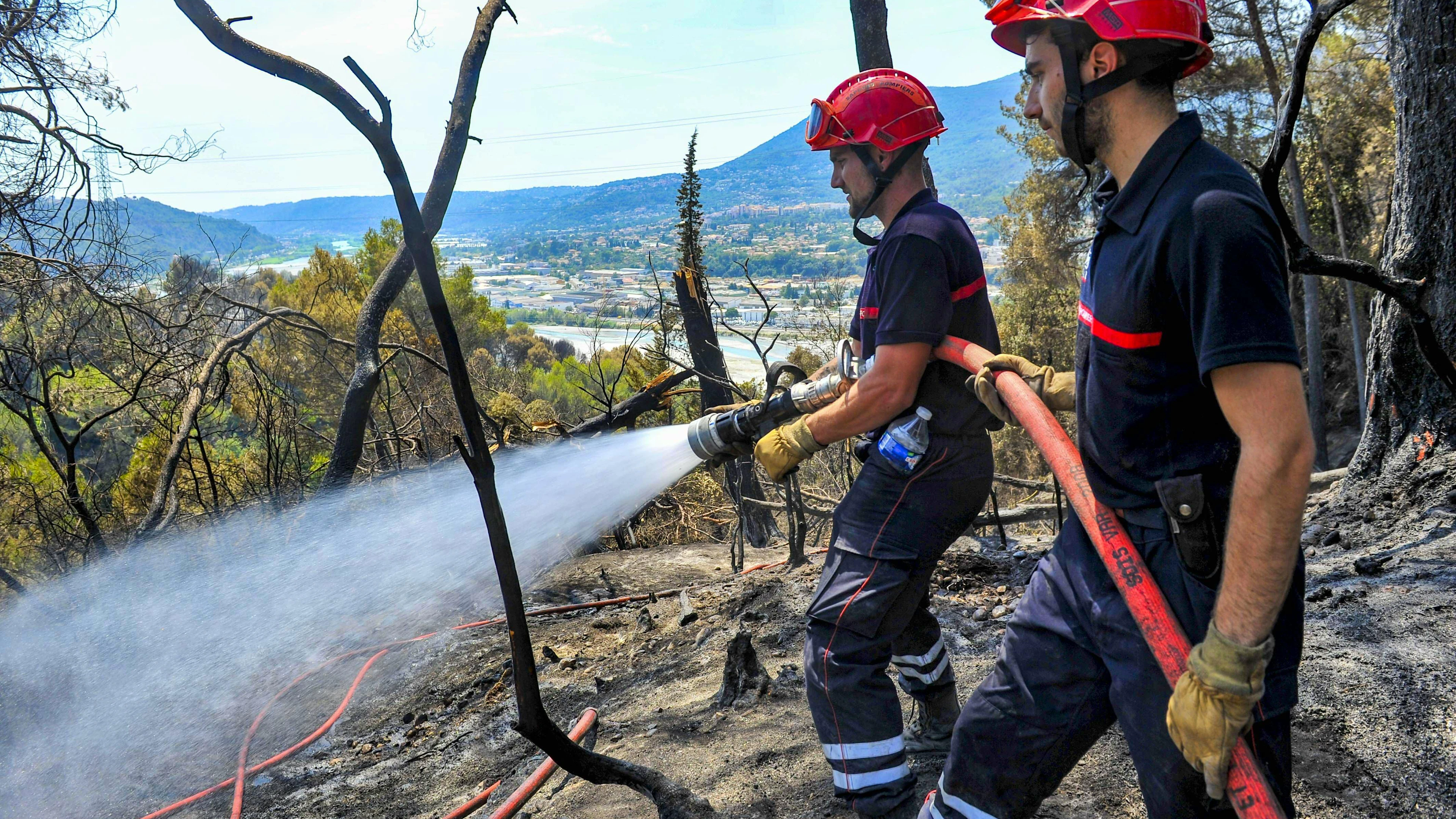 Selon le département, l'incendie a démarré au passage d'une épareuse, une machine permettant de débroussailler les bords de route (photo prétexte).