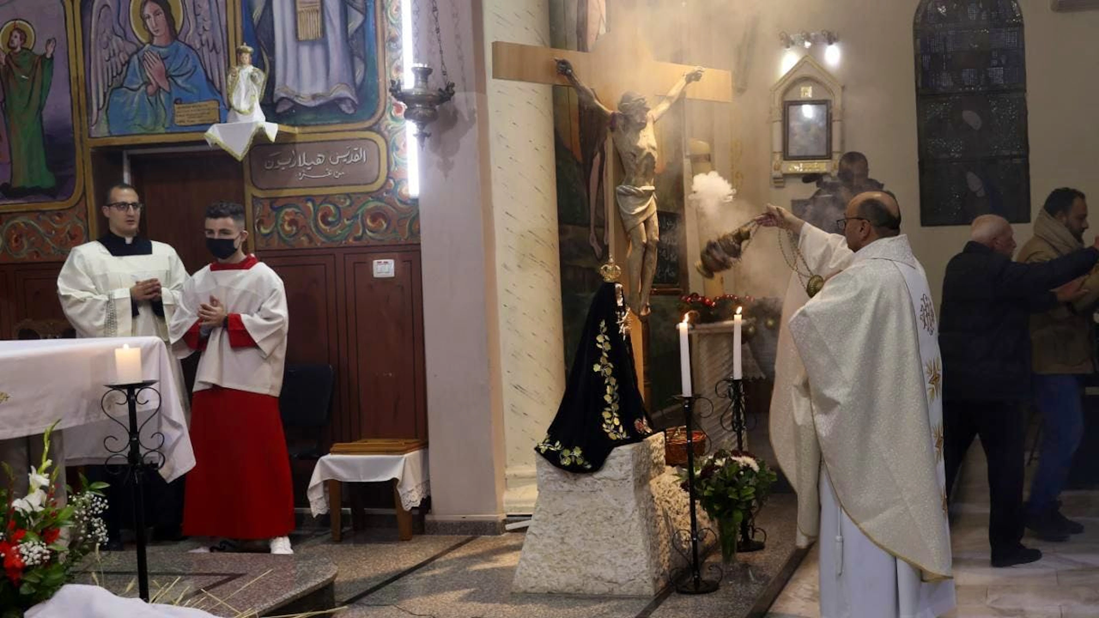 Le curé latin de la bande de Gaza Gabriel Romanelli, célébrant ici la messe de minuit de la veille de Noël en 2021, fait partie des blessés suite à la frappe israélienne qui a touché l'église catholique de la Sainte Famille dans la ville de Gaza. (Photo : archives)