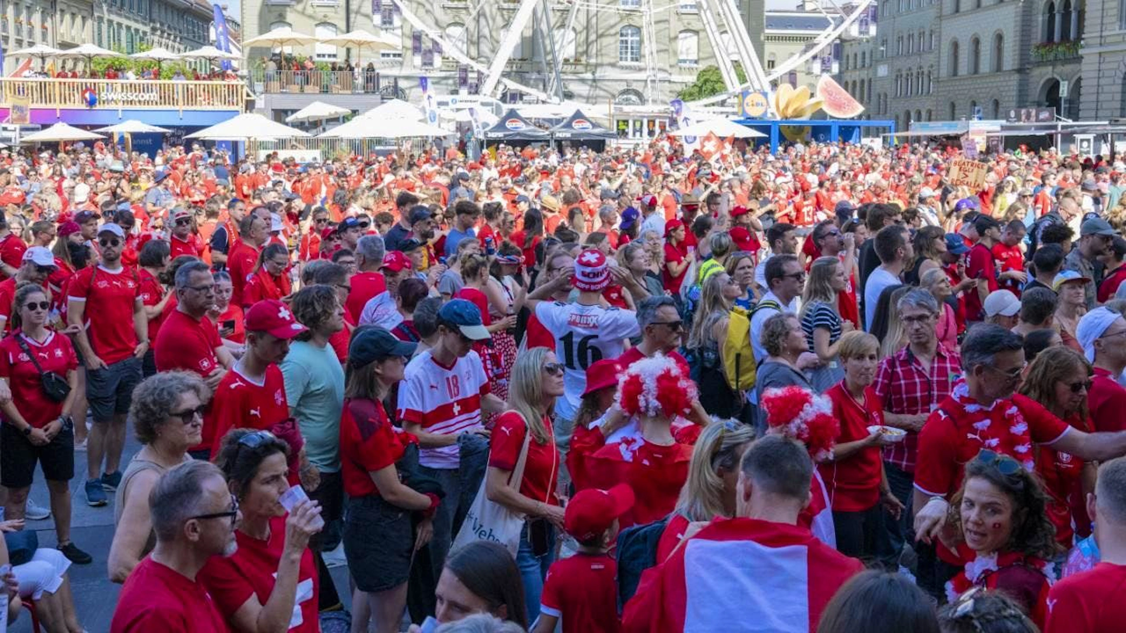 Folla di tifosi fotografati oggi davanti a Piazza federale