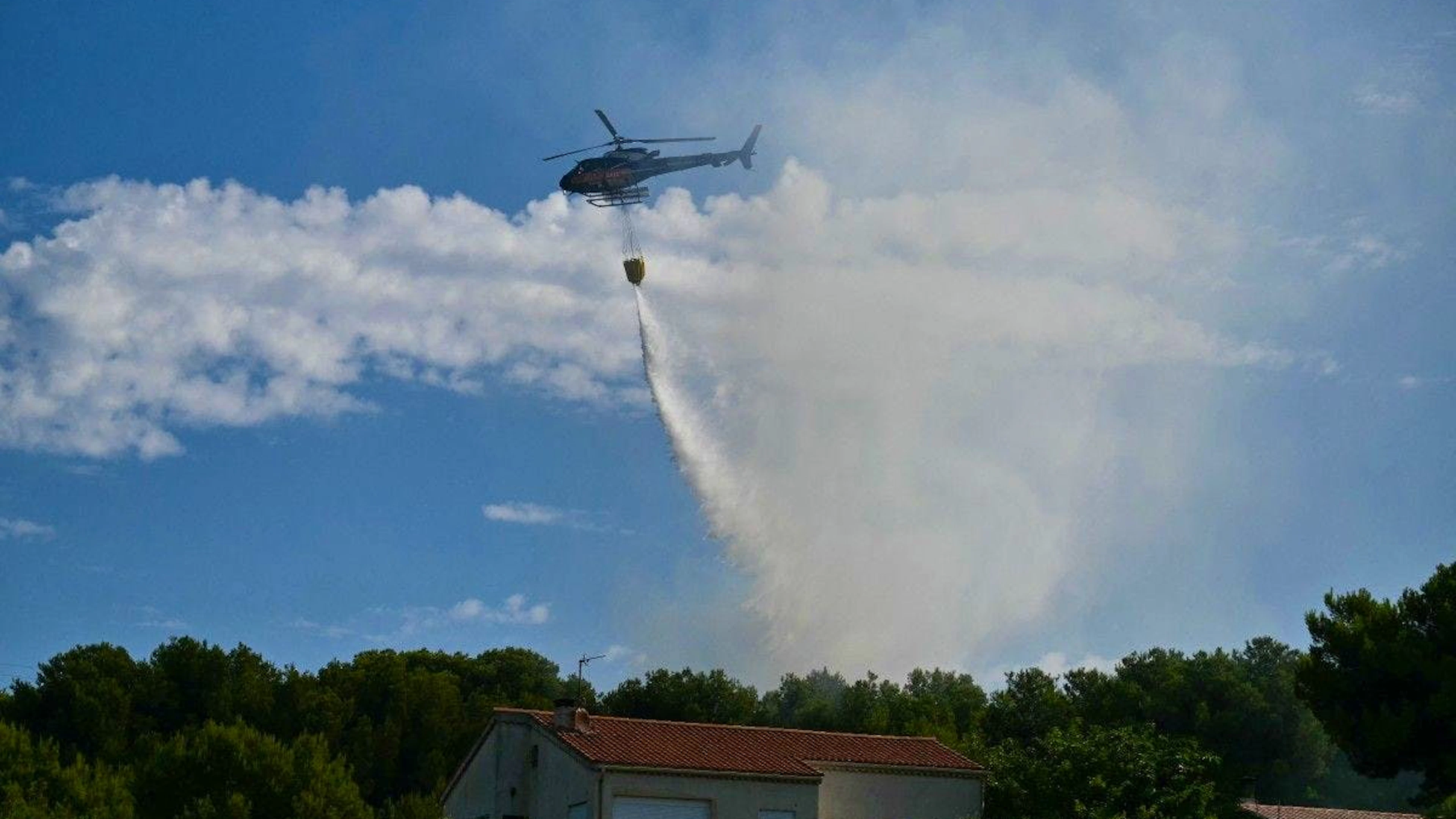 Plus de 350 pompiers restent engagés sur ce sinistre qui a mobilisé, au plus fort, plus de 1000 soldats du feu (archive).