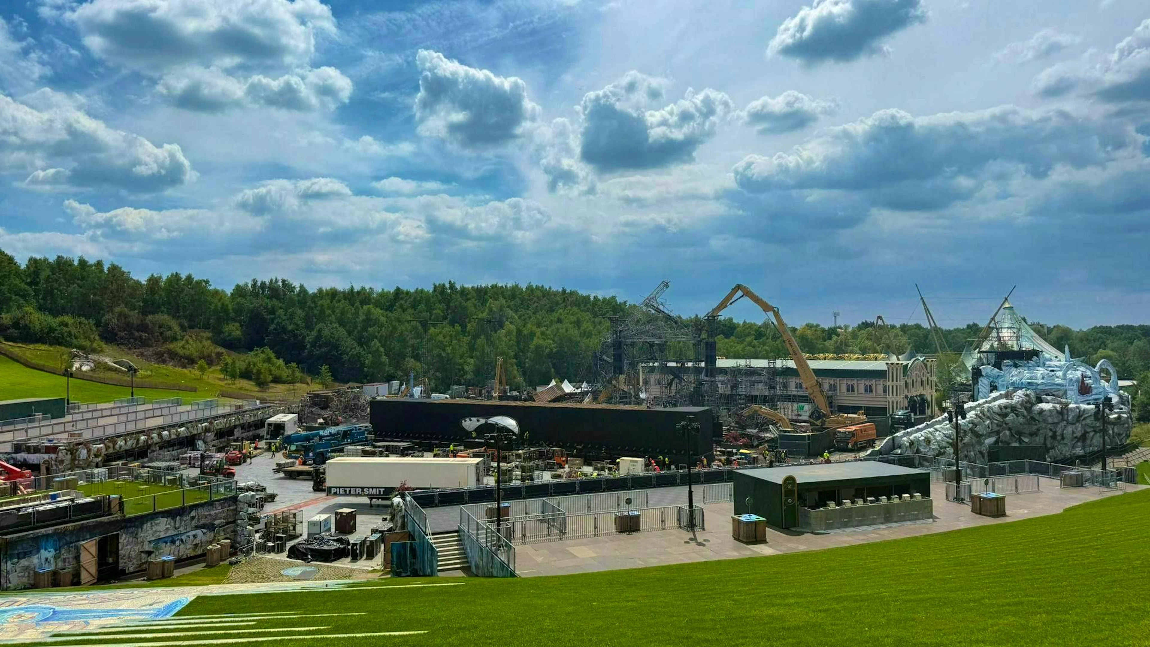Il festival Tomorrowland ha ricevuto un nuovo palco nel giro di due giorni. 