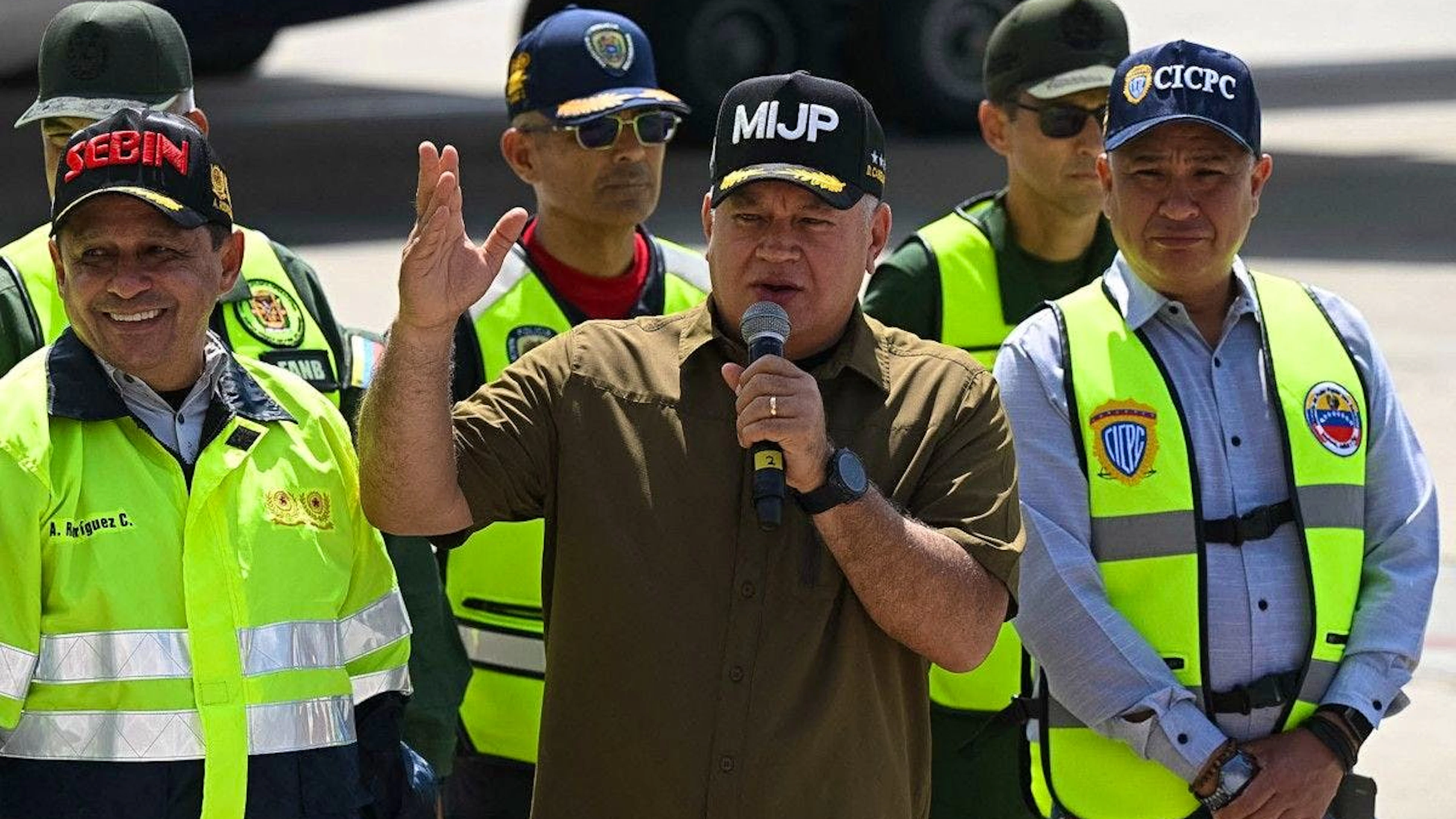 Le ministre vénézuélien de l’Intérieur, de la Justice et de la Paix, Diosdado Cabello, prend la parole après l’arrivée d’un avion transportant des migrants vénézuéliens rapatriés depuis les États-Unis, à l’aéroport international Simón Bolívar de Maiquetía, au Venezuela, le 18 juillet 2025.