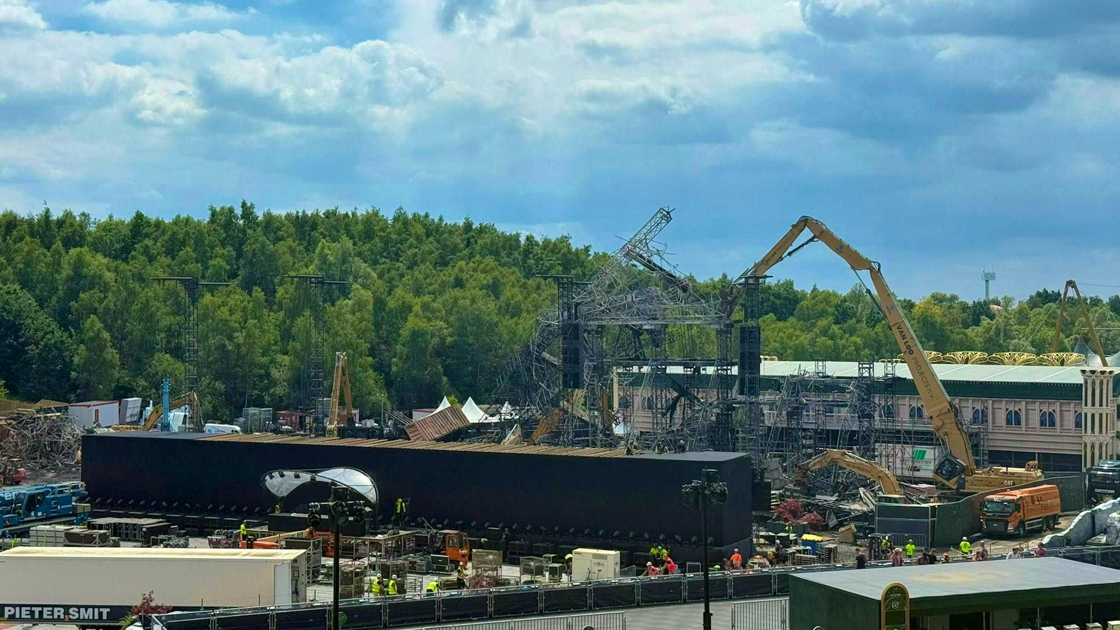 Un nuovo palco è in costruzione a pieno ritmo. 