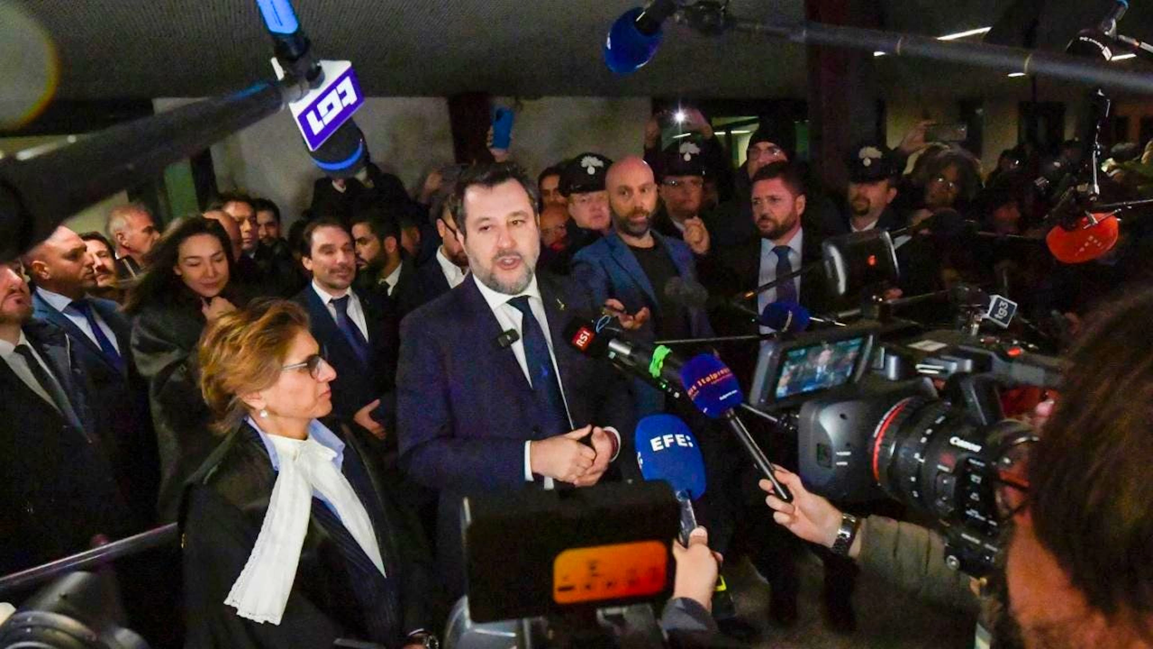 ARCHIV - Italiens Vizepremier Matteo Salvini, flankiert von seiner Anwältin Giulia Bongiorno (l), spricht zu Journalisten. Foto: Salvatore Cavalli/AP/dpa