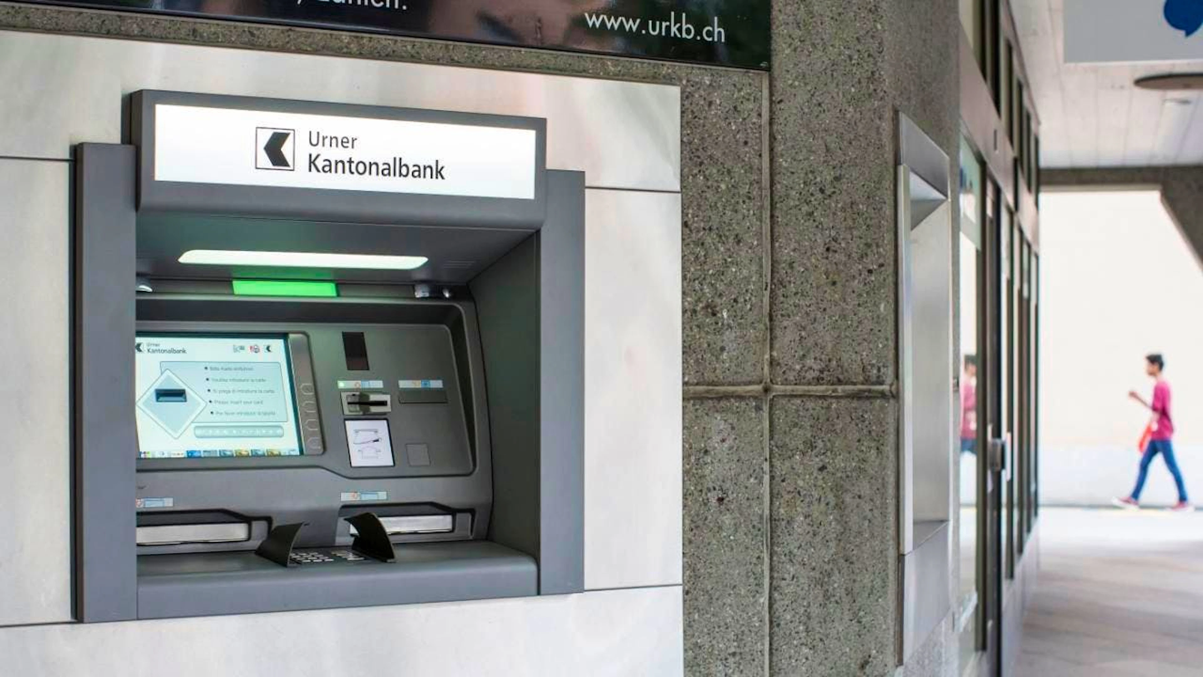Il bancomat viene usato meno, ma rimane un tassello importante del sistema finanziario elvetico.