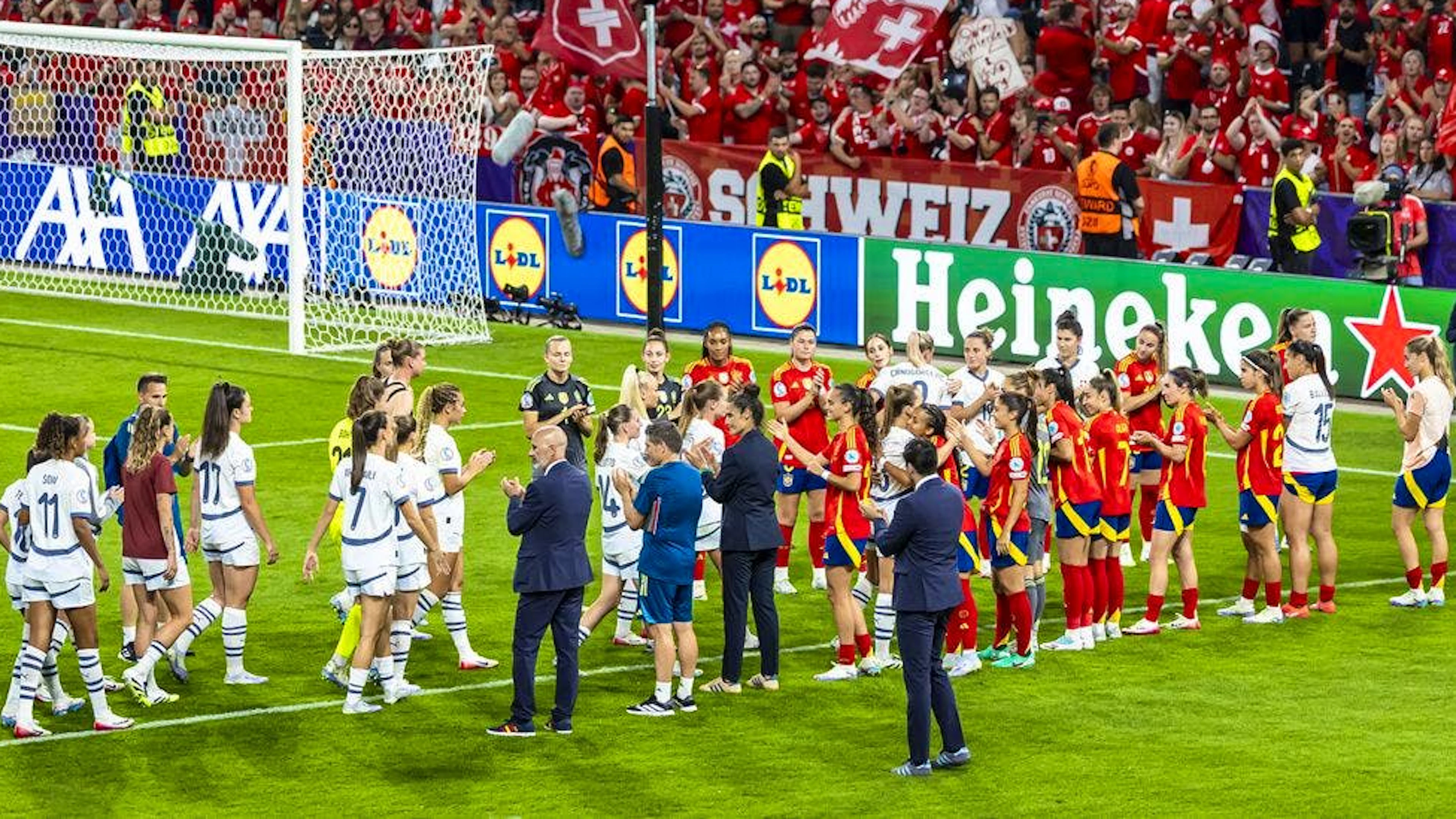 Die Spanierinnen stehen nach dem Spiel für die Schweizerinnen Spalier.