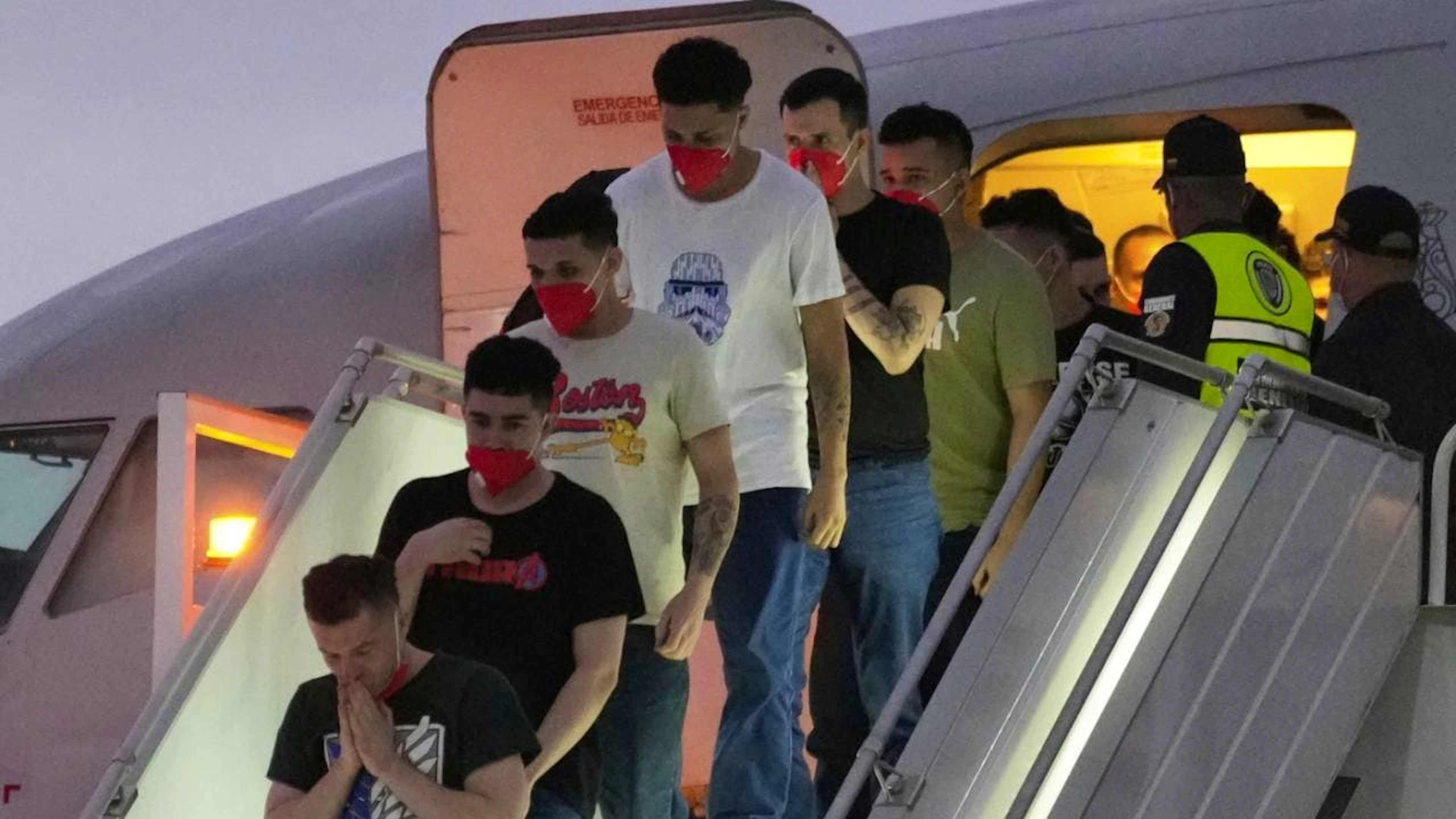 Les migrants libérés par le Salvador à leur arrivée au Venezuela, à l'aéroport de Maiquetia.