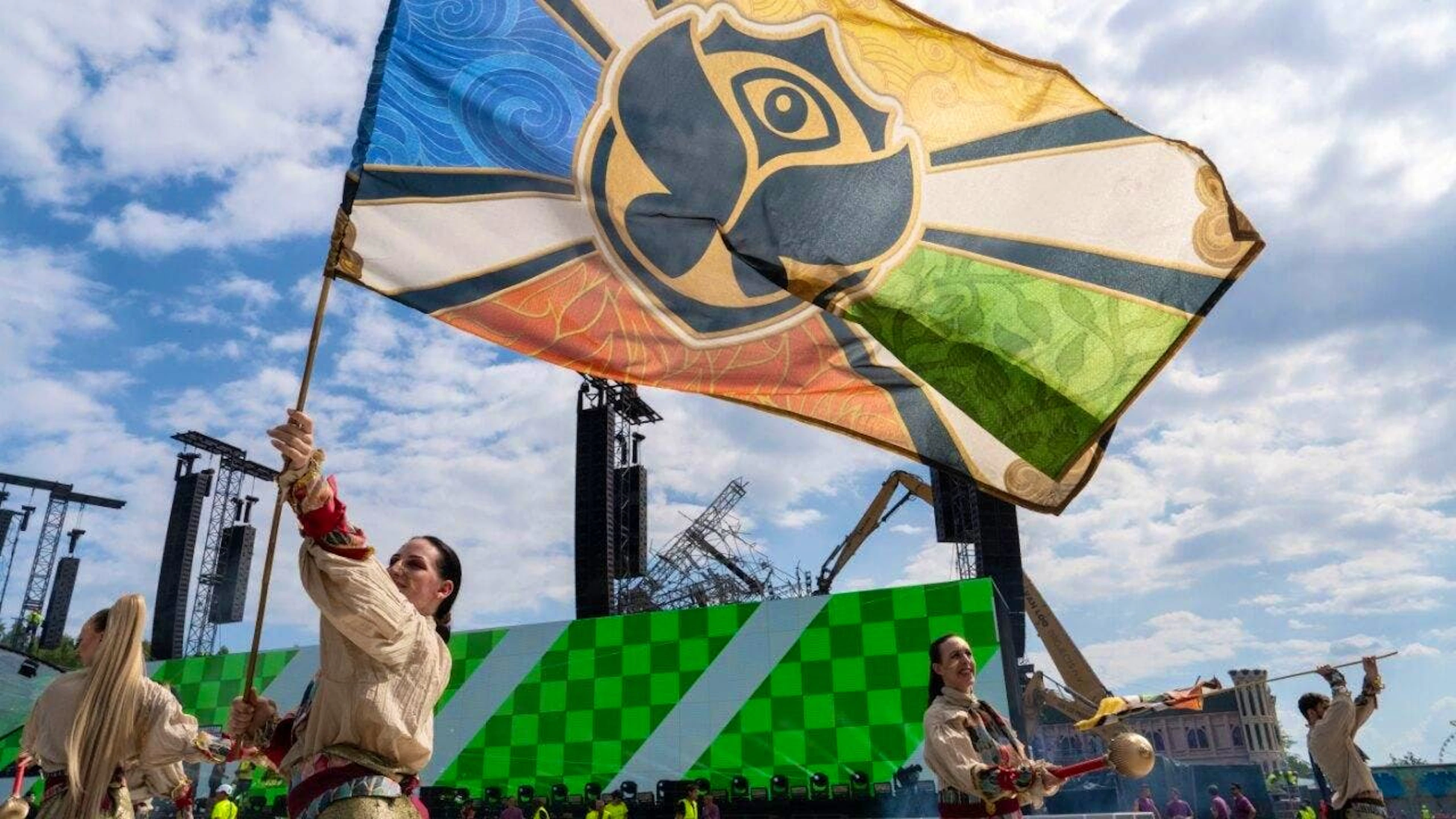 Besucher des ersten Tages des Tomorrowland-Festivals für elektronische Musik. Nach dem Brand der Hauptbühne war es zunächst unklar, ob die Veranstaltung stattfinden kann. Foto: Marius Burgelman/Belga/dpa