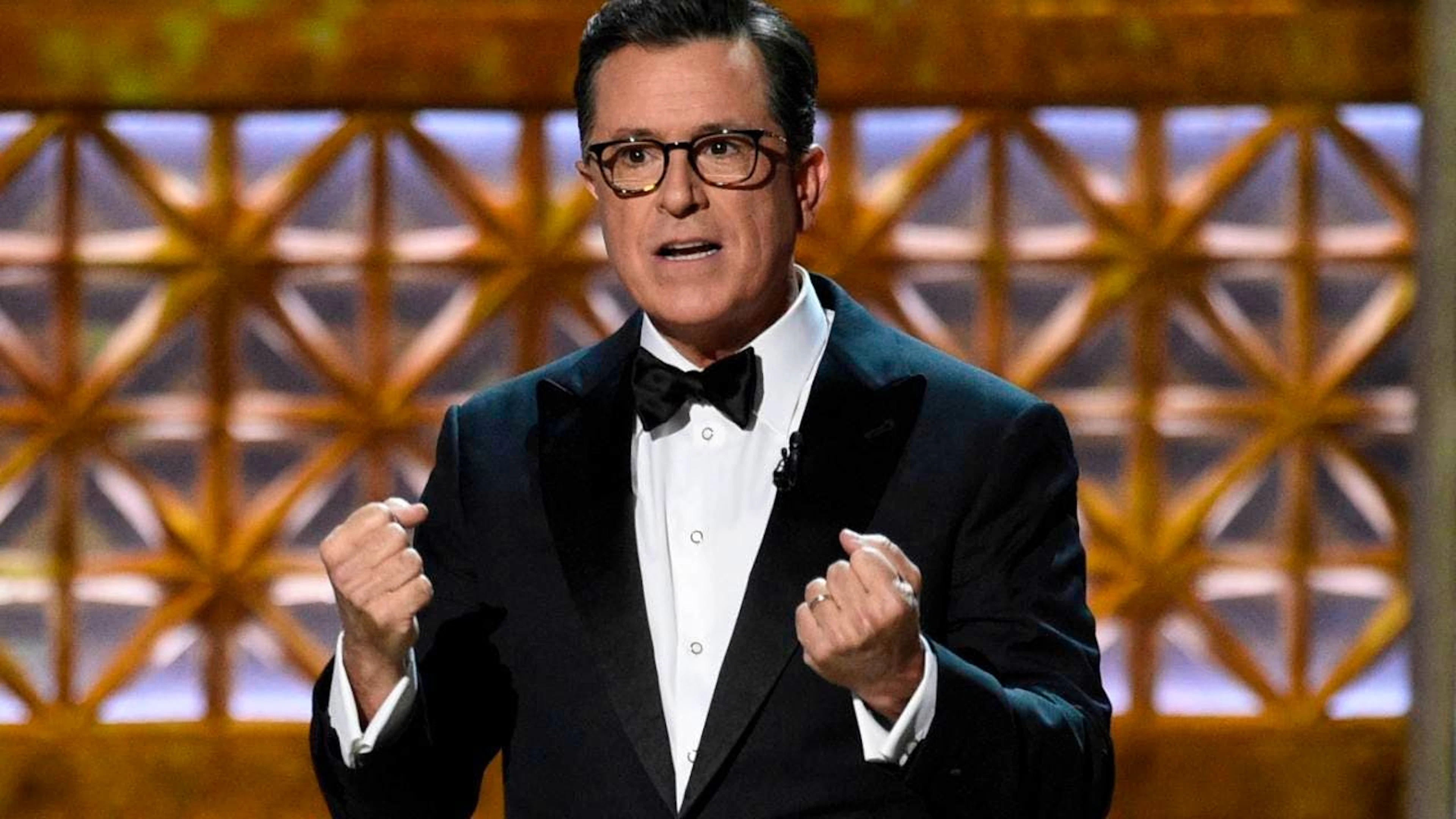 ARCHIV - Moderator Stephen Colbert spricht auf der Verleihung der 69. Emmy Awards. Foto: Chris Pizzello/AP/dpa