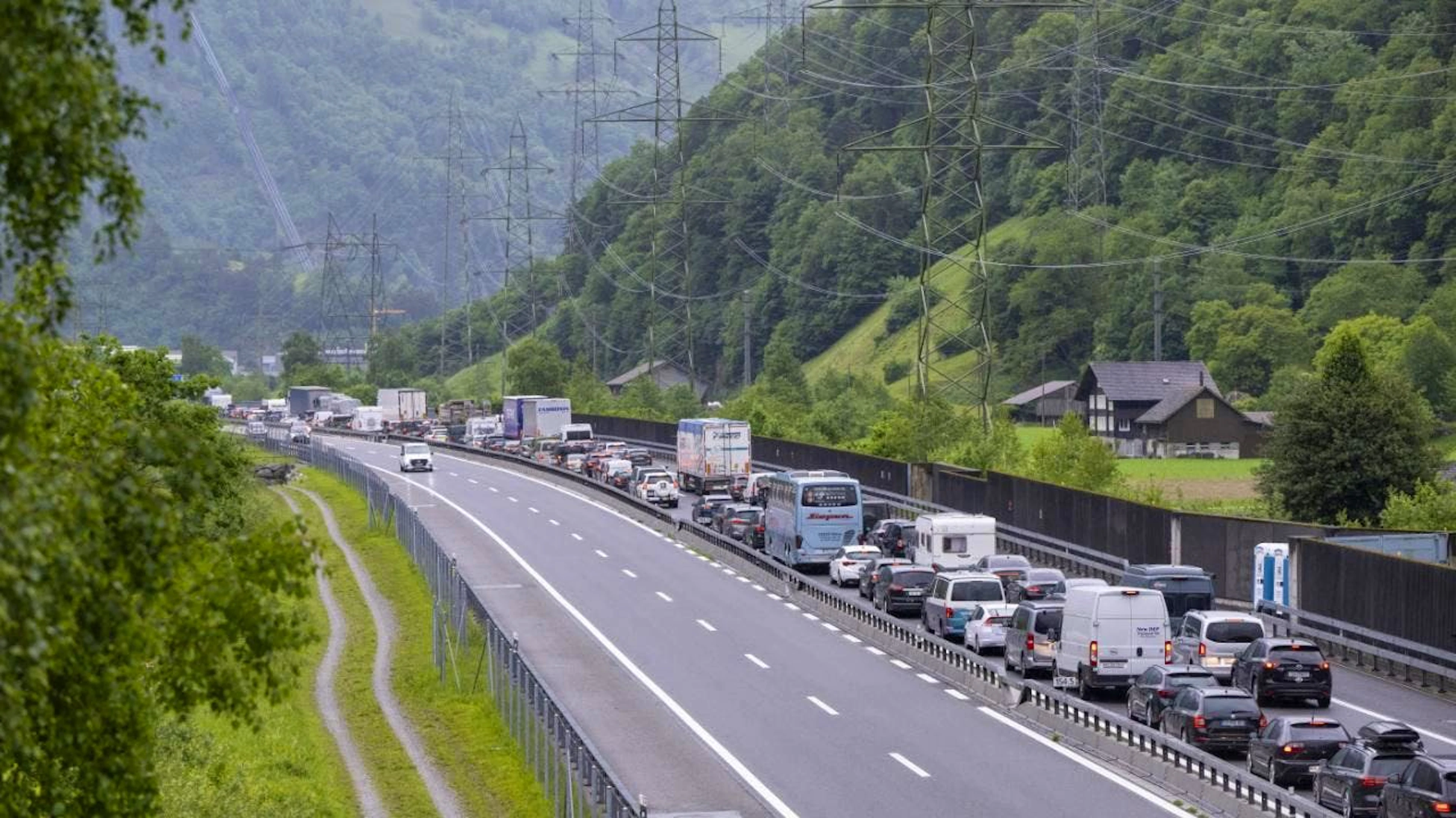 Les départs en vacances vers le Sud ont comme d'habitude surchargé l'axe du Gothard (archives).