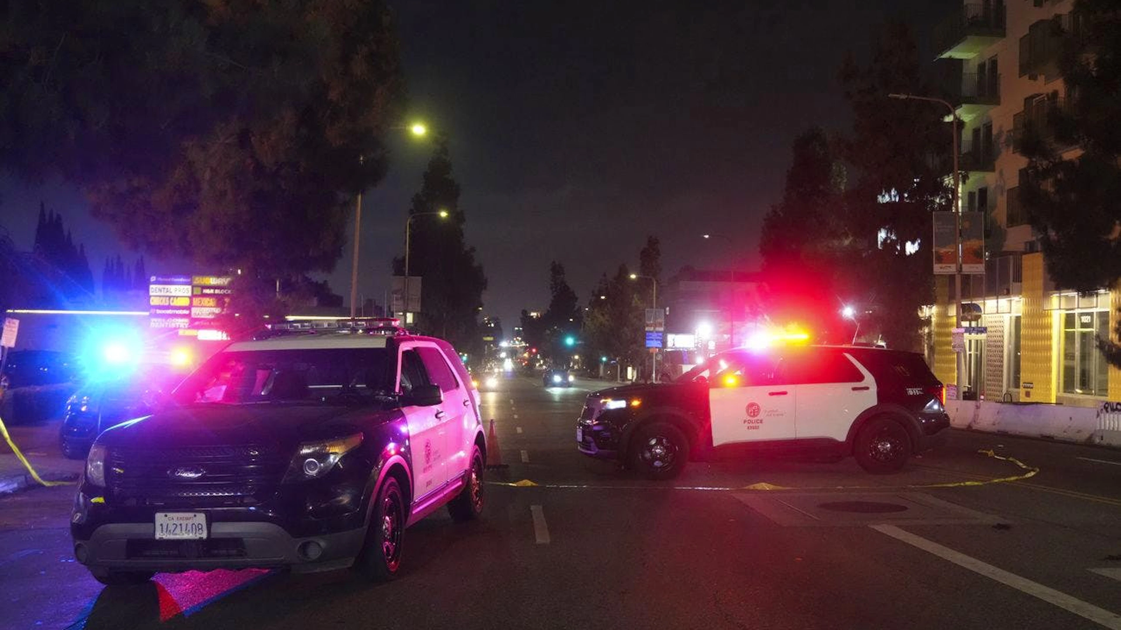 Veicoli di pattuglia della polizia chiudono Vermiont Ave dopo che un veicolo è piombato sulla folla radunata fuori dal nightclub «The Vermont» a Los Angeles.