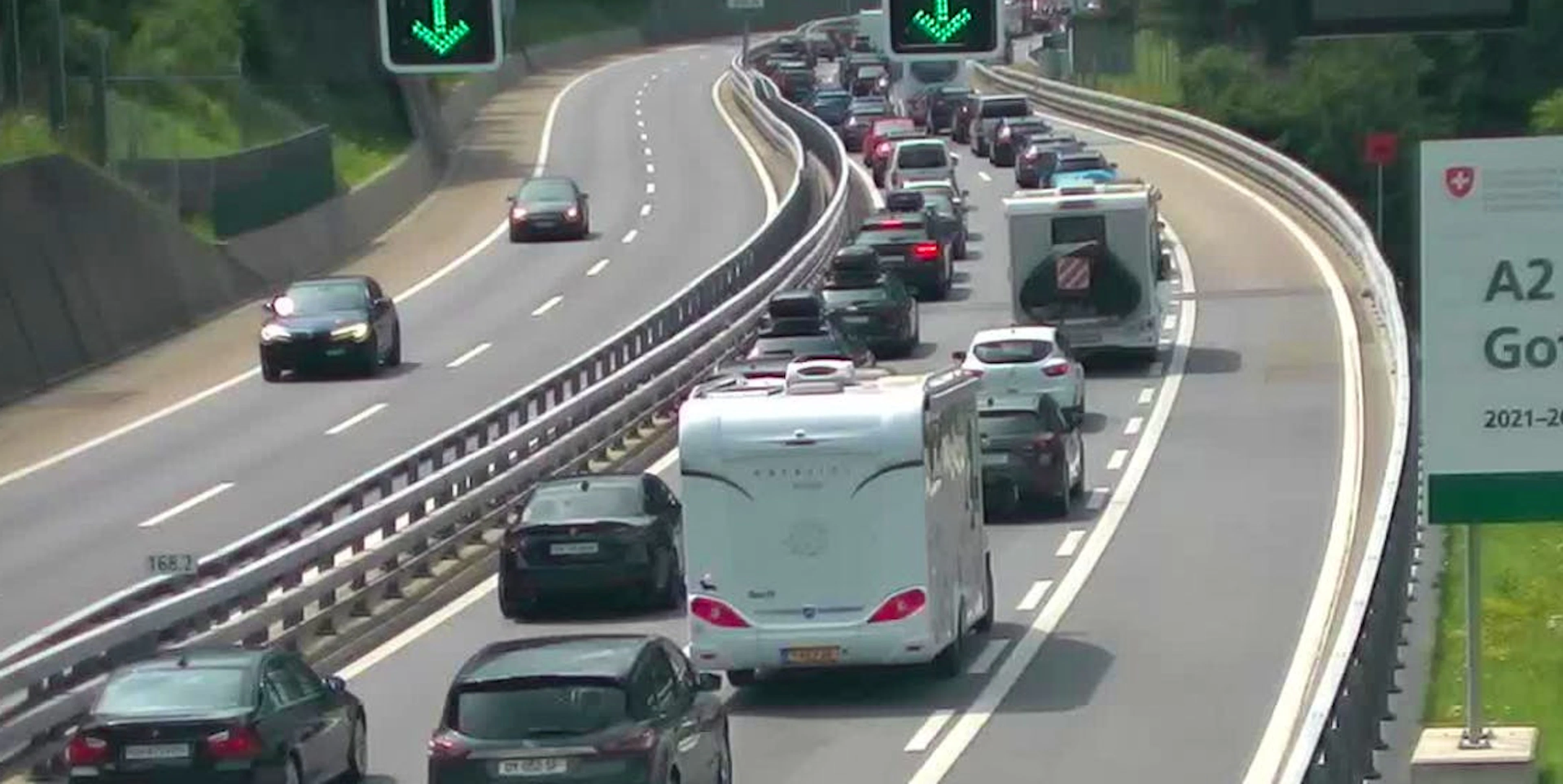 Der Verkehr staut sich am Gotthard vergleichsweise moderat.